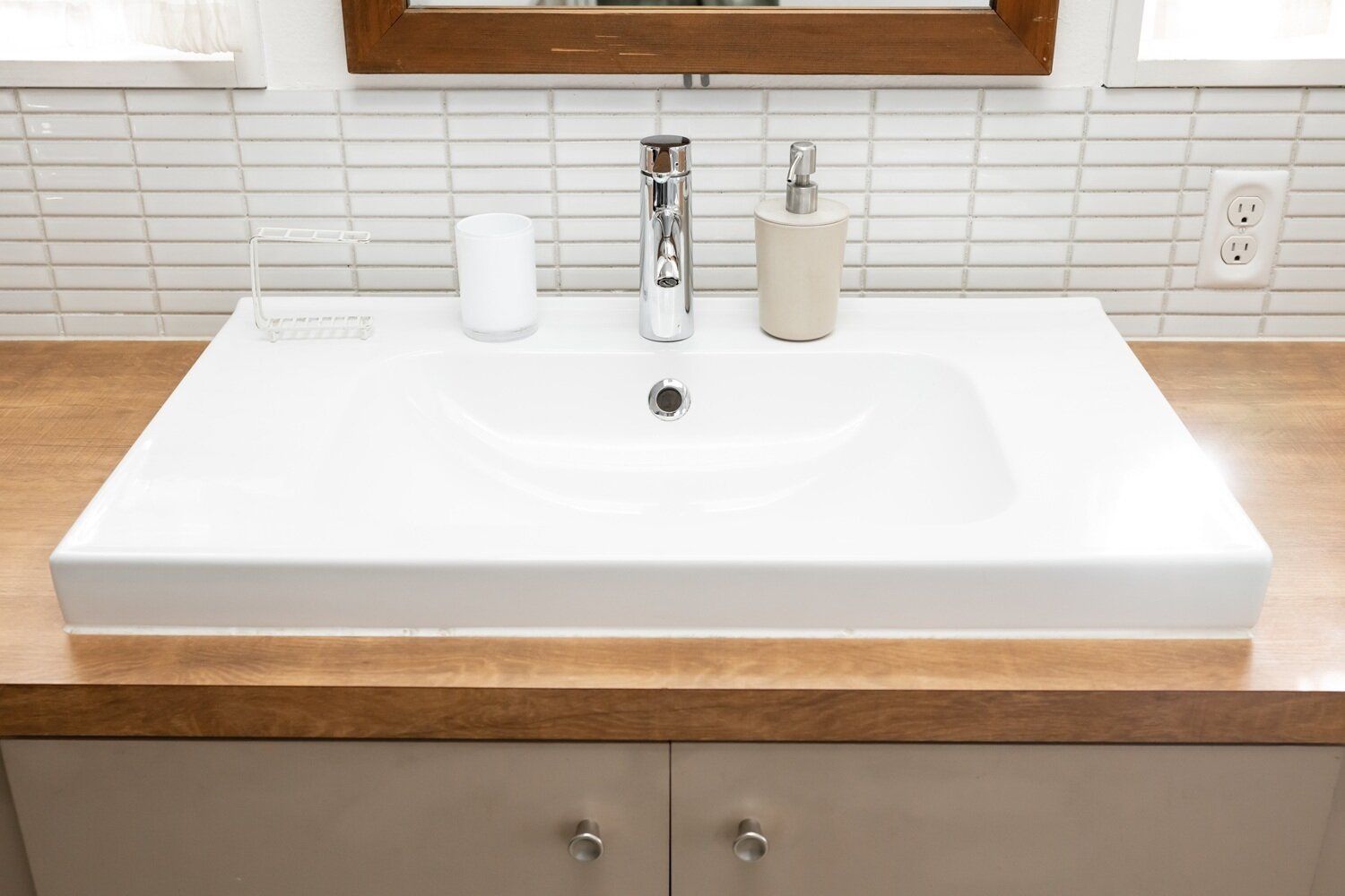 風水クイズ！金運がダダ下がりするのはどっち？「洗面所でメイク」VS「リビングでメイク」【Dr.コパの風水解説】