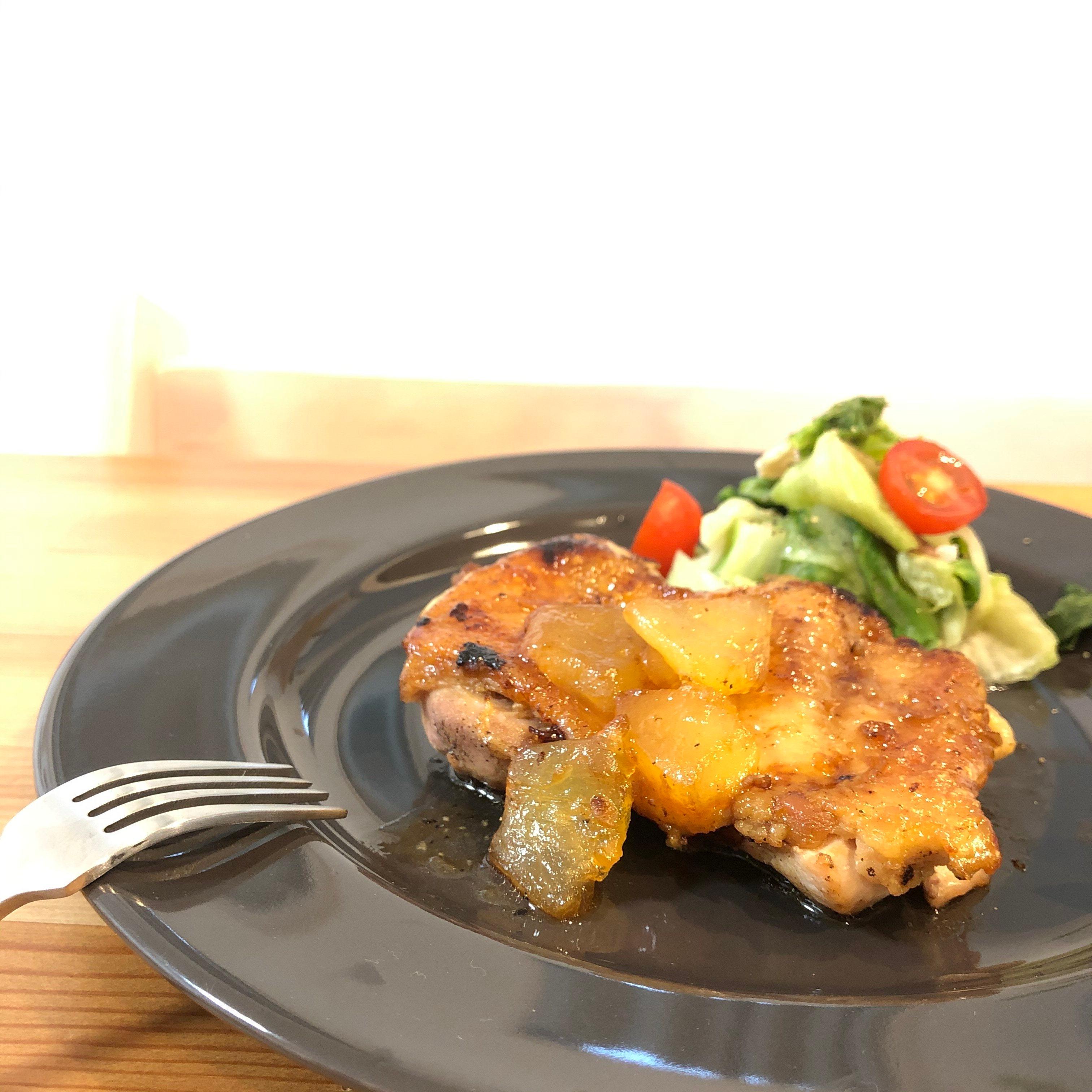 【簡単おしゃれ料理！】鶏肉のパリパリりんごソテー