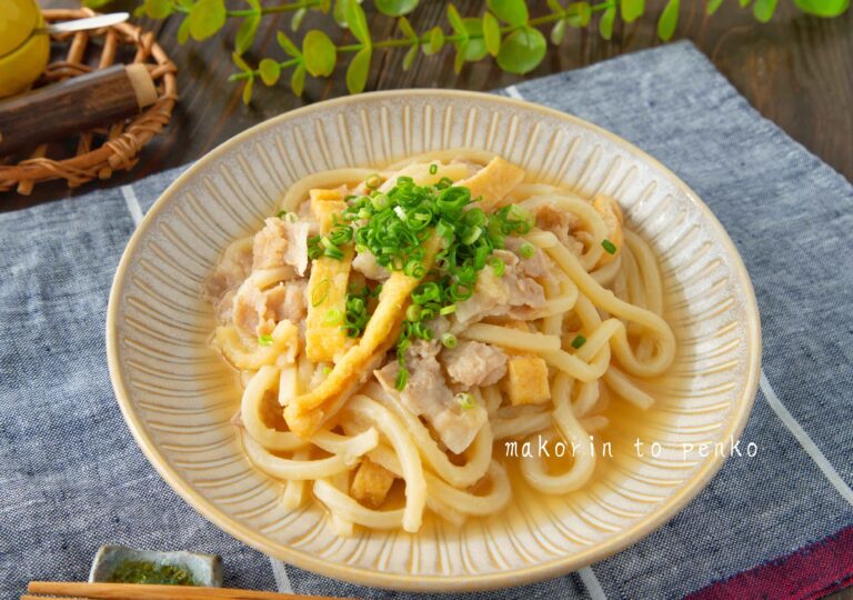 レンチンして混ぜるだけ！忙しい日に大活躍の冷凍うどんレシピ「豚バラ肉と油揚げのおろしうどん」