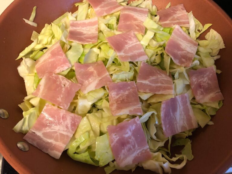 疲れて何もつくりたくない日に超絶オススメ！「キャベツとベーコンの簡単フライパン蒸し」