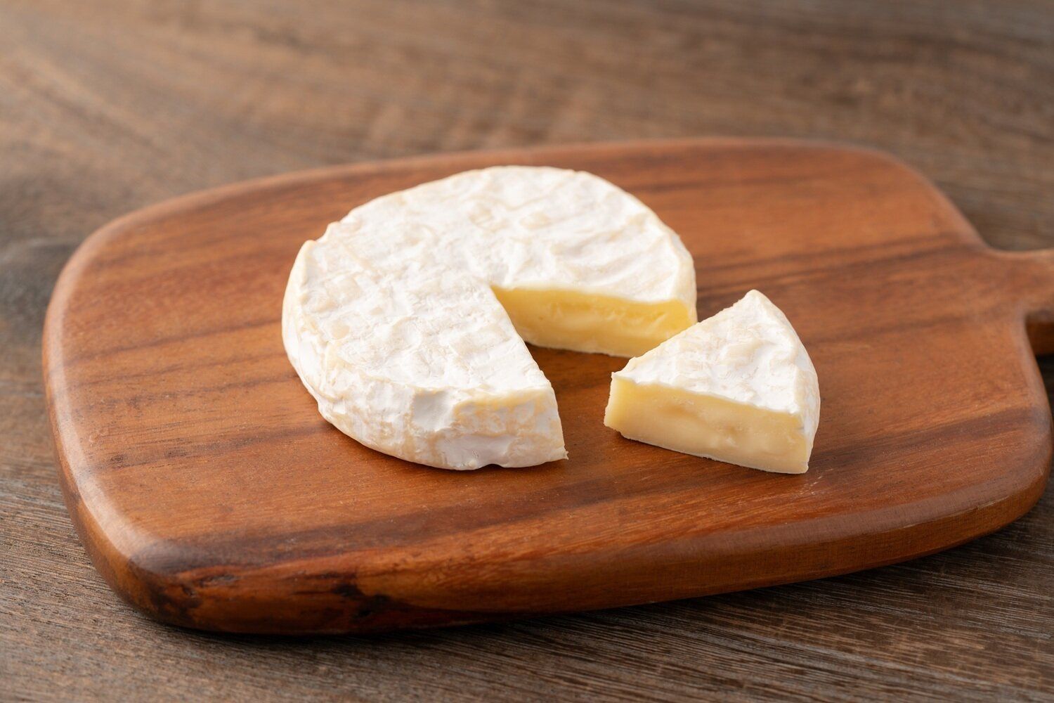 【管理栄養士監修】賞味期限切れの「カマンベール」はいつまで大丈夫？傷んだときの特徴を解説