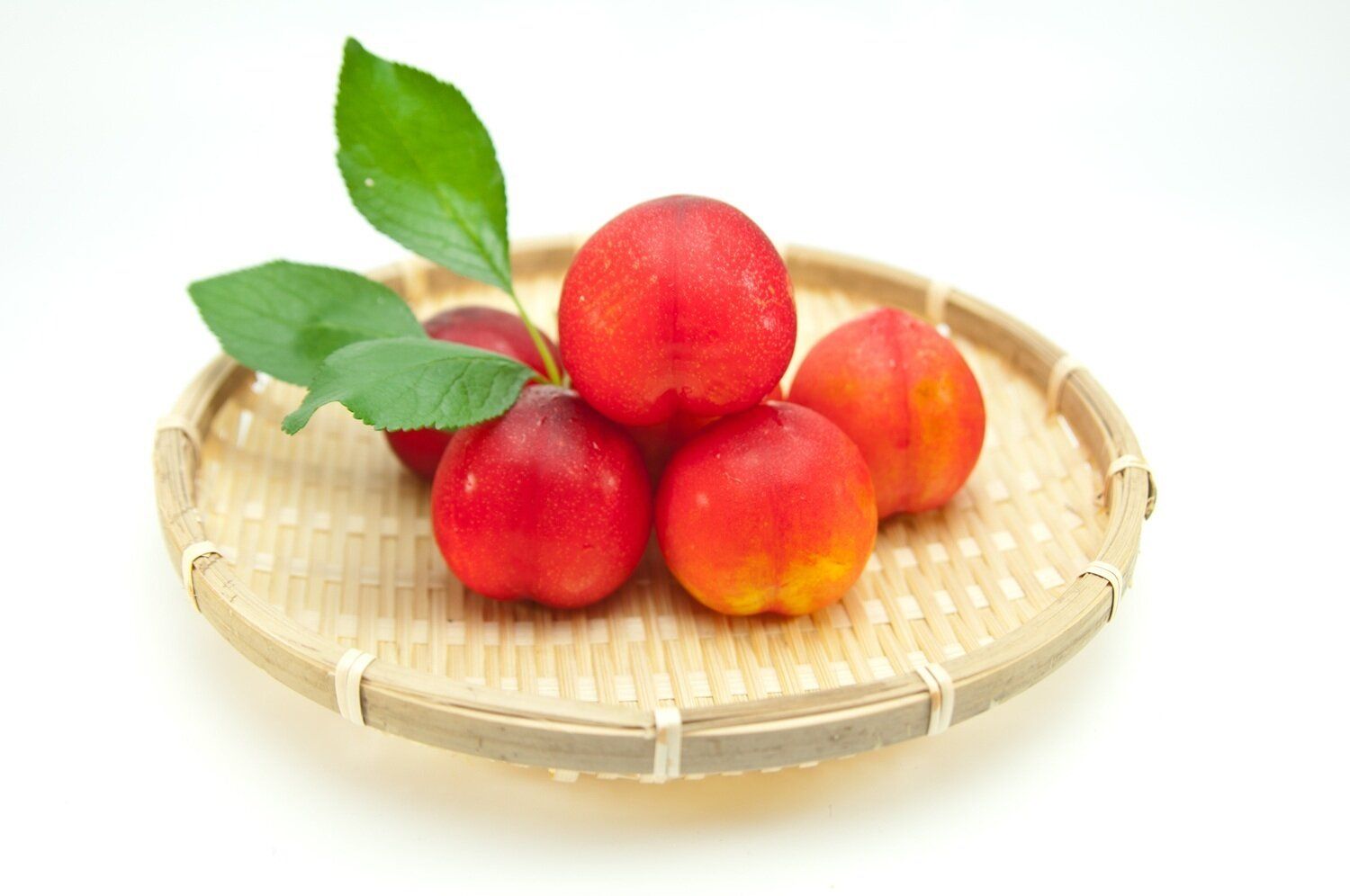 【管理栄養士監修】「プラム」の主な栄養素とカロリーまとめ！ダイエットに効果がある？