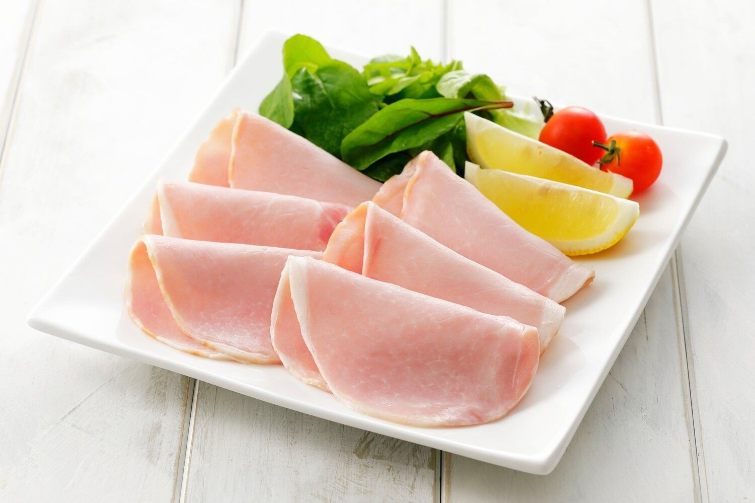 【管理栄養士監修】賞味期限切れの「ロースハム」はいつまで大丈夫？傷んだときの特徴を解説！活用方法も