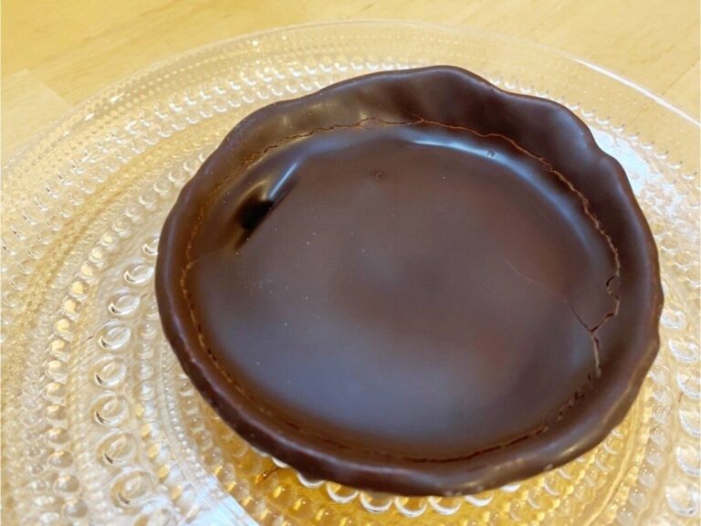 【セブン】149円で買えてしまう超絶品タルト！チョコとクリームも加わって想像以上のサクサク感が味わえる！
