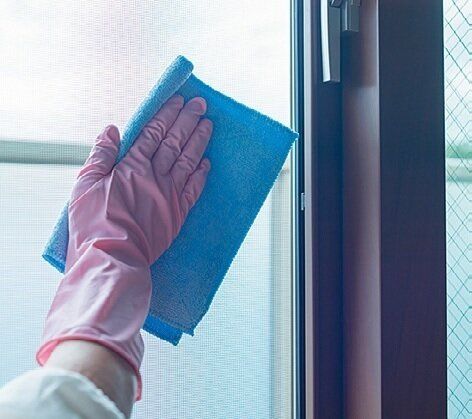 今すぐ100均へ！神アイテムで窓やサッシの大掃除が【5分】で完了！