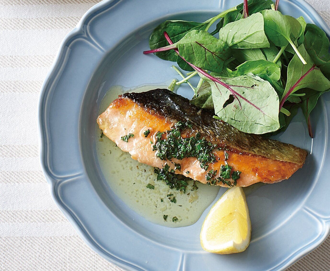 身はふっくら＆リッチなソースで♪鮭のソテーレモンバターソース