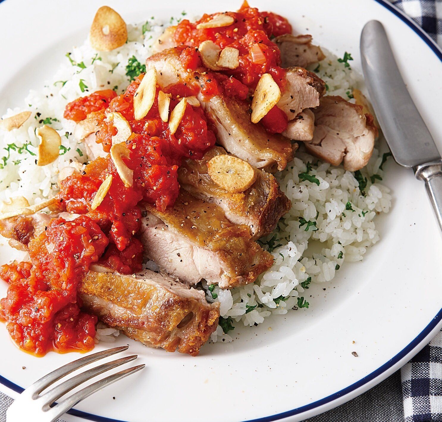 皮をこんがり、パリパリに！チキンソテートマトガーリックソース