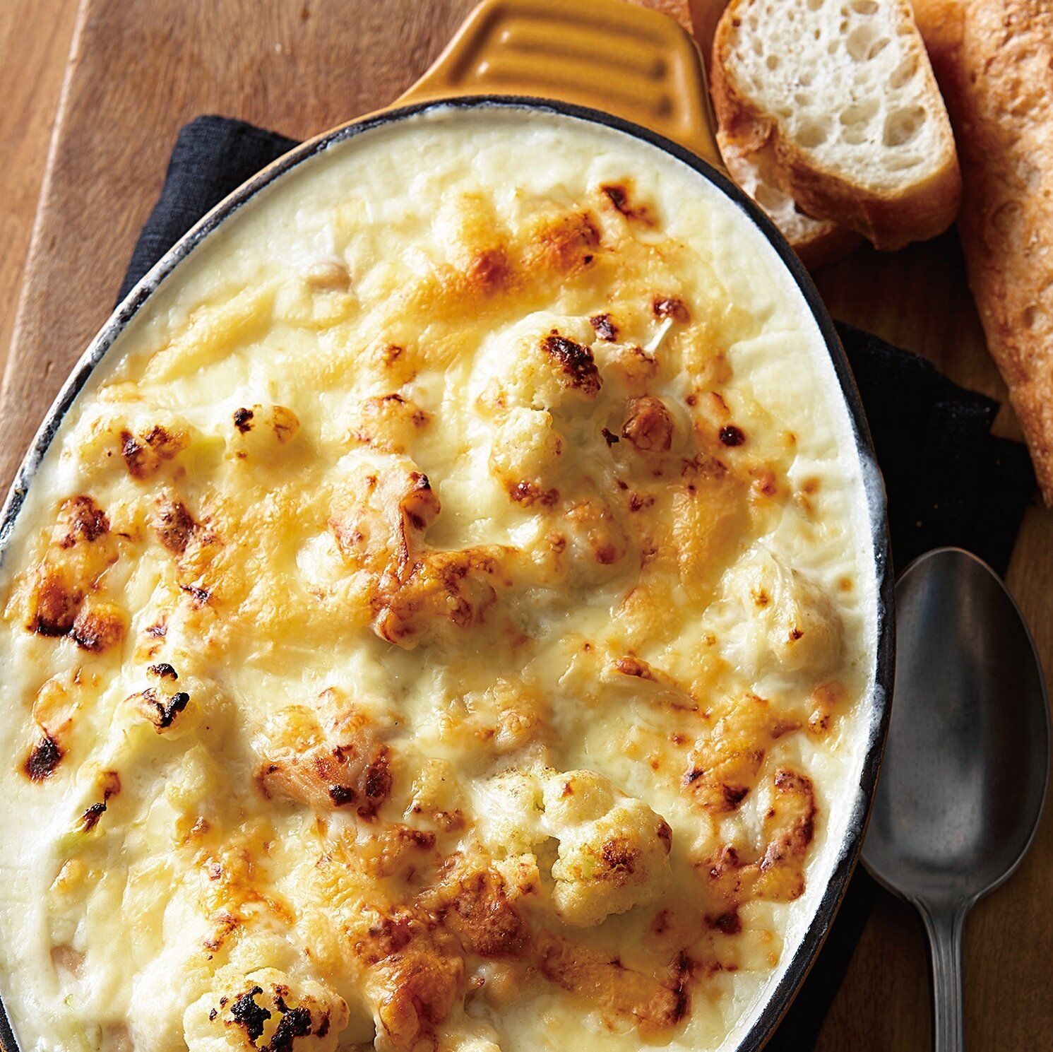 焼きたてのあつあつがうれしい♪鶏肉とカリフラワーのグラタン