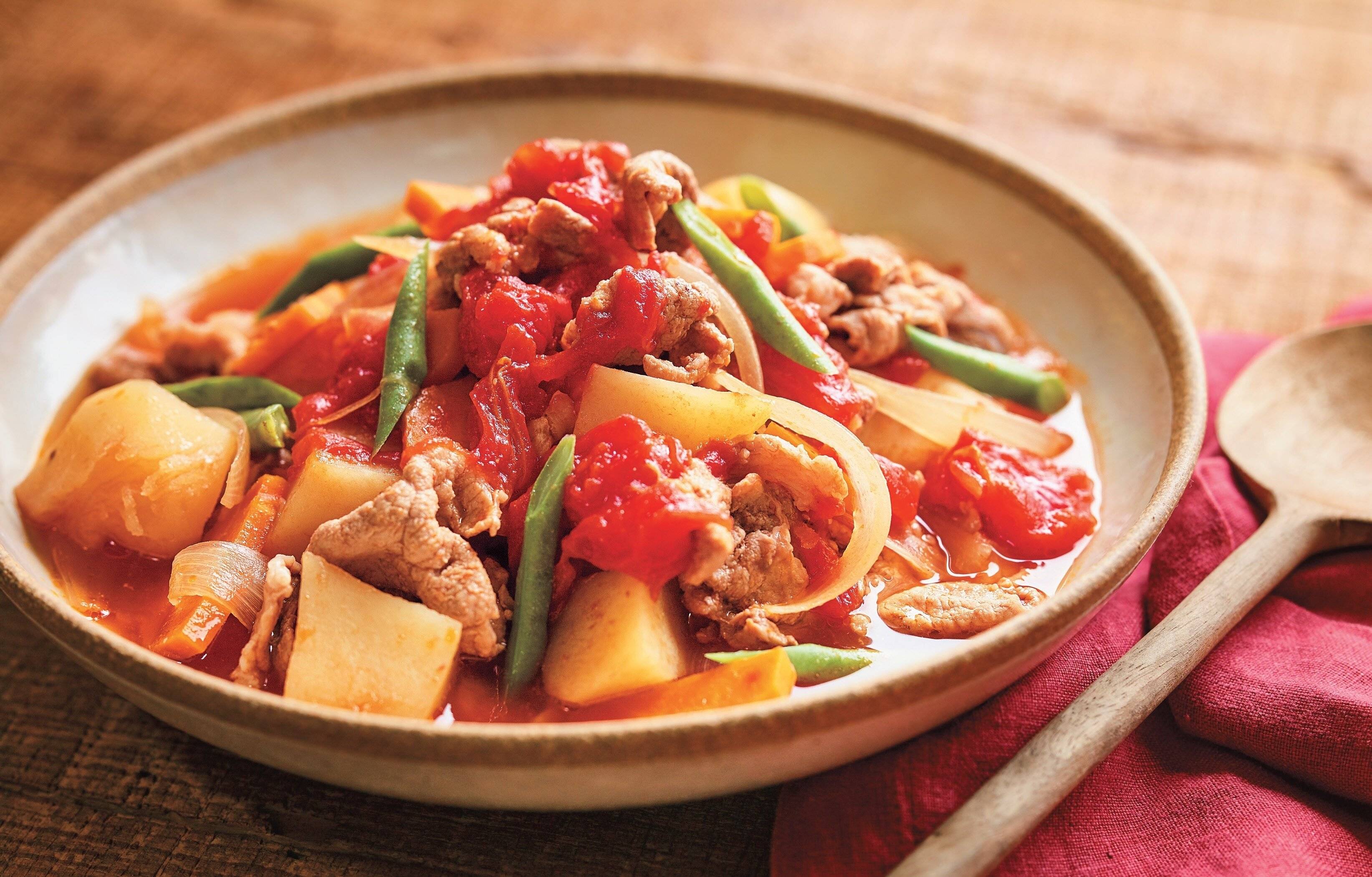 トマト缶とだし汁が合わさってうまみがぐっと増す！トマト肉じゃが