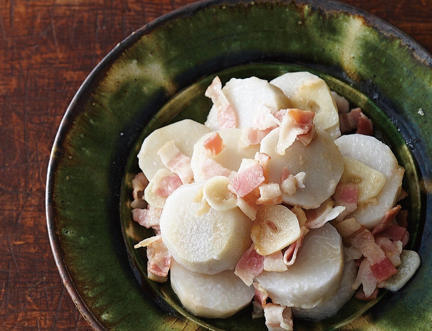 気のきいたシンプルな一品に♪里いもとベーコンのフライパン蒸し