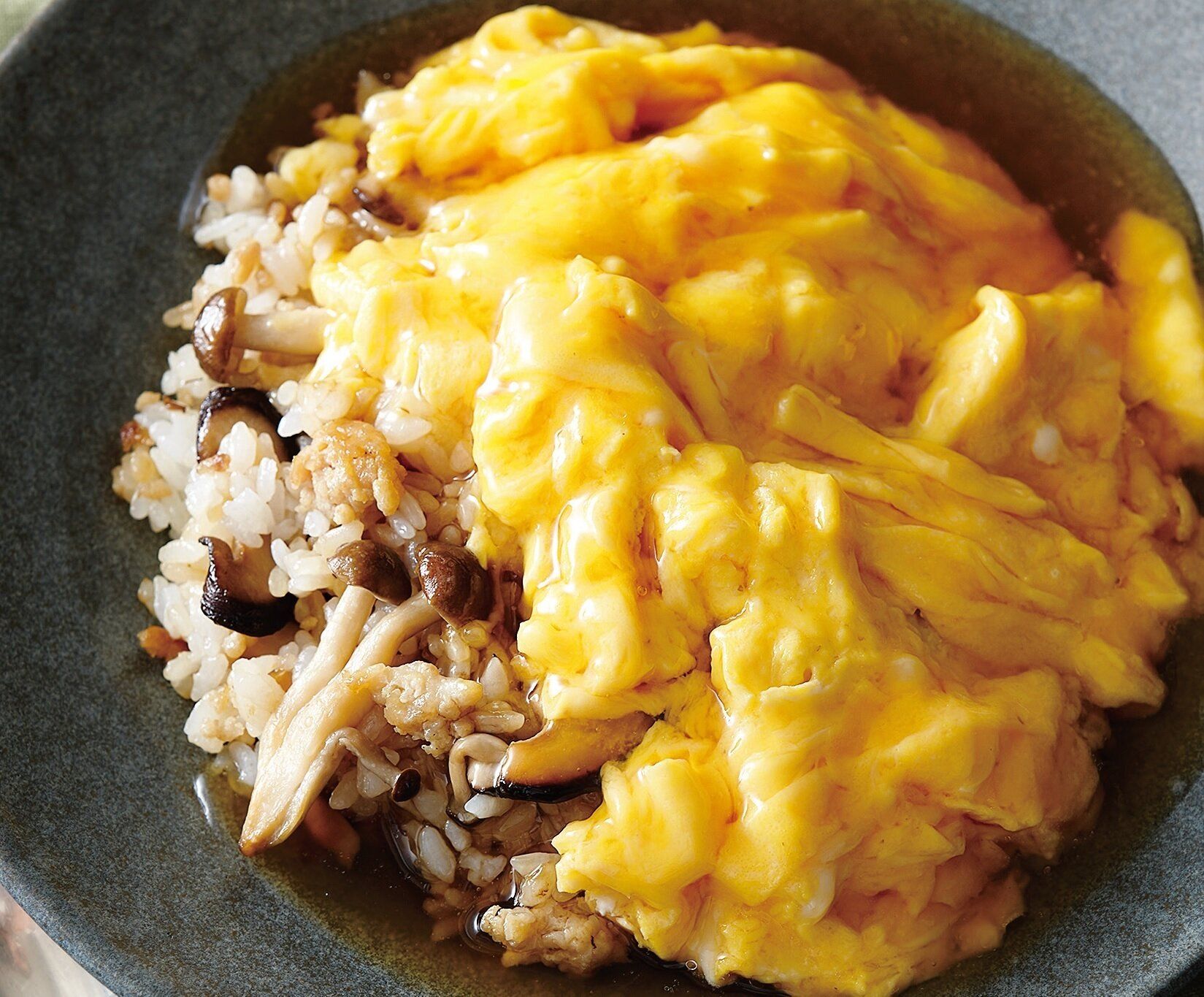 ふわふわの卵＆とろりしょうゆあん♪きのこご飯の和風オムライス