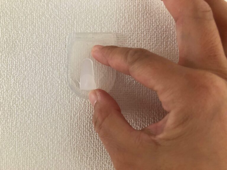 ダイソーのこれスゴイ！壁紙に密着＆はがせるフックが使い勝手抜群