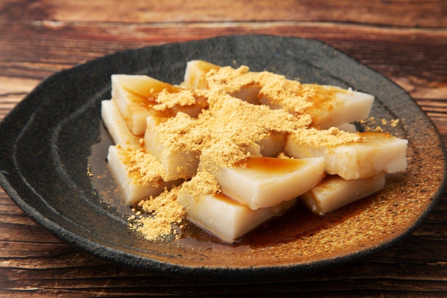 【管理栄養士監修】消費期限切れの「くず餅」はいつまで大丈夫？傷んだときの特徴を解説！