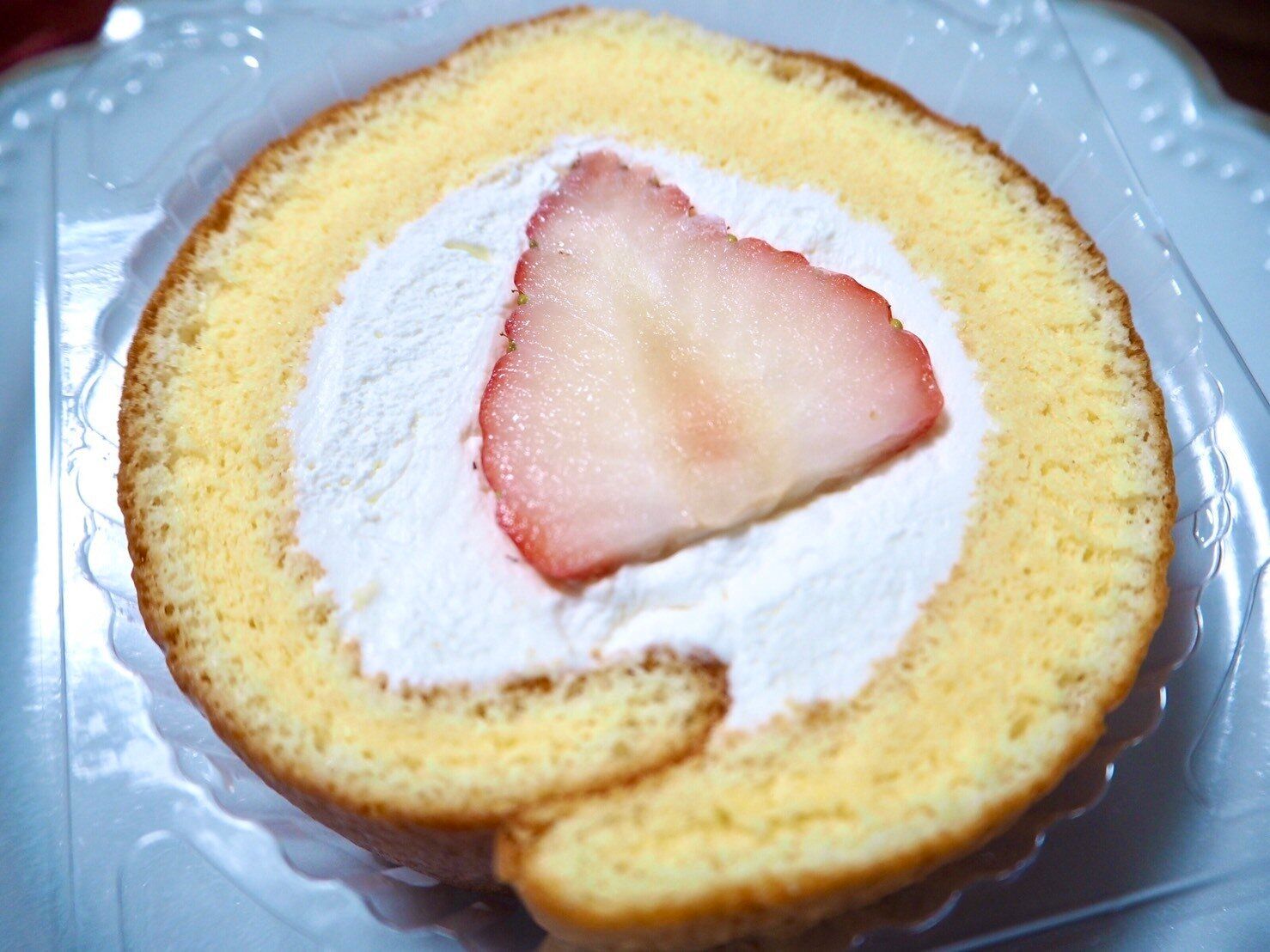 【シャトレーゼ】期間限定！大きな苺がどーんとのったロールケーキを発見！見た目のインパクトだけじゃない、おいしさの秘密とは！？