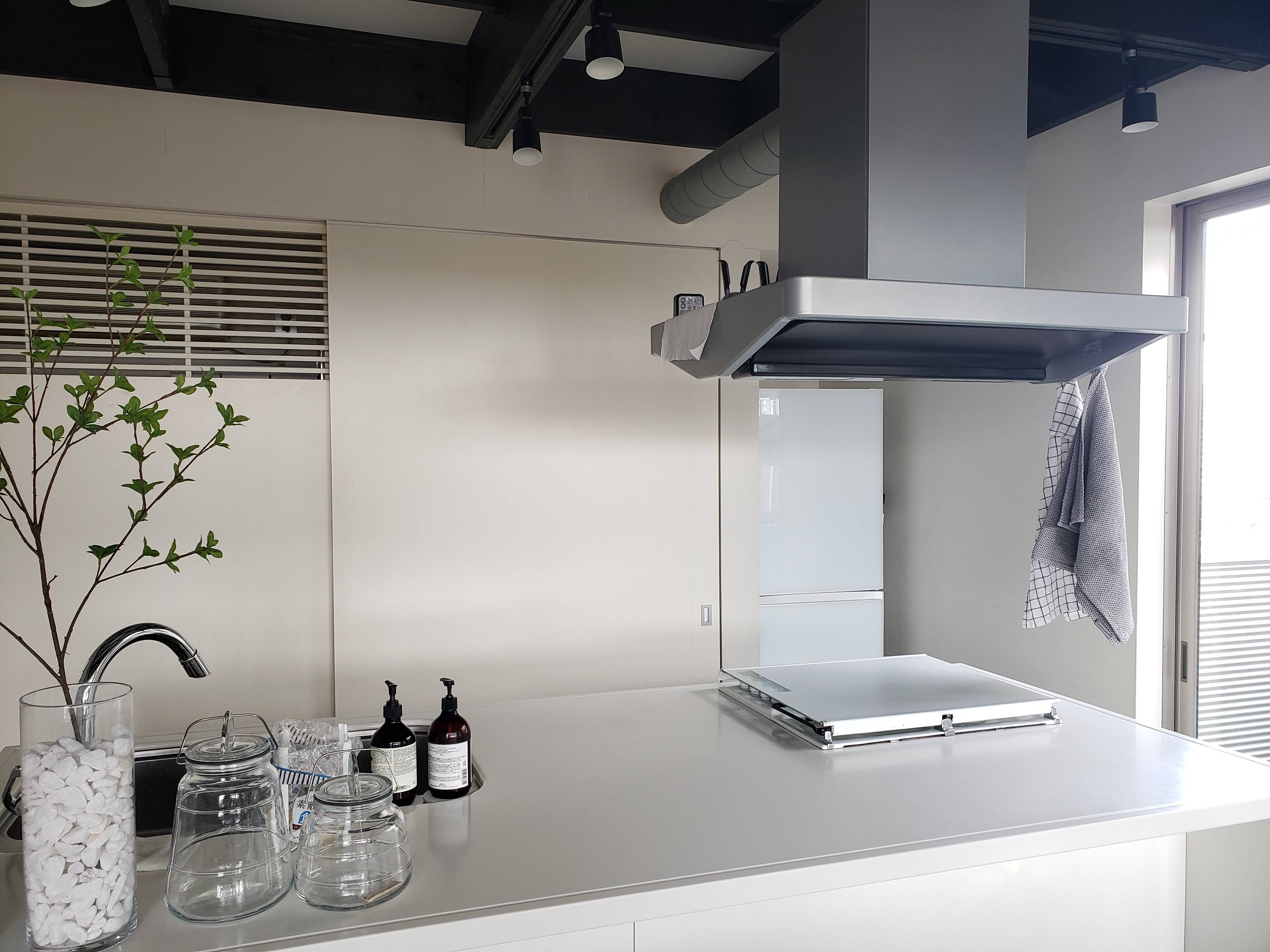 小さな冷蔵庫をひと工夫！無駄な空間に卵を浮かせる収納！