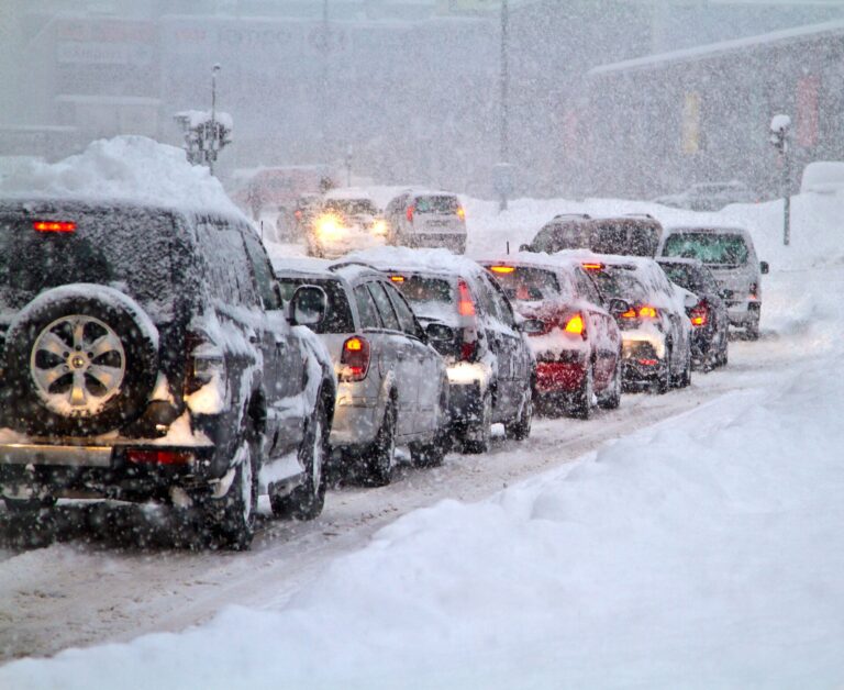大雪で通行止め…！？寒い季節にこそ車に載せるべき防災備蓄用品を防災士が解説