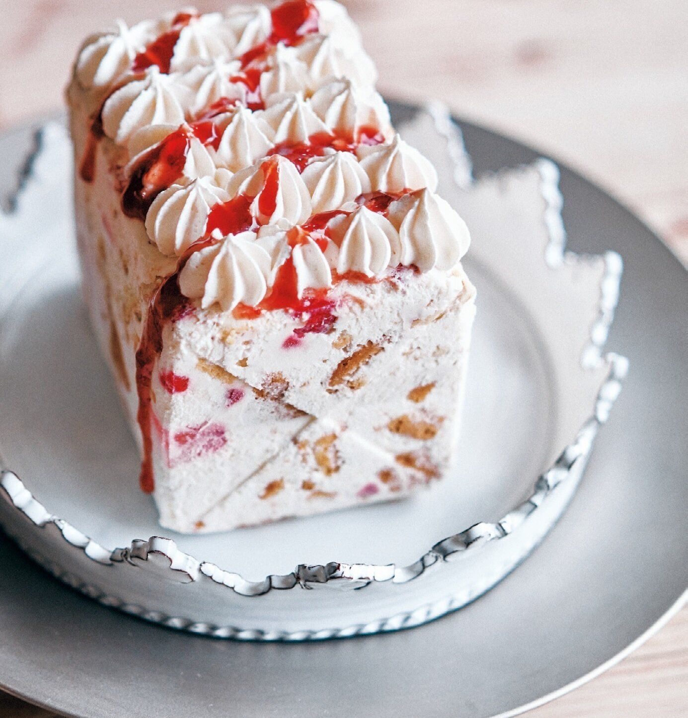 テリーヌのようにいちごとクッキーがぎっしり！超簡単な夢のアイスケーキレシピ