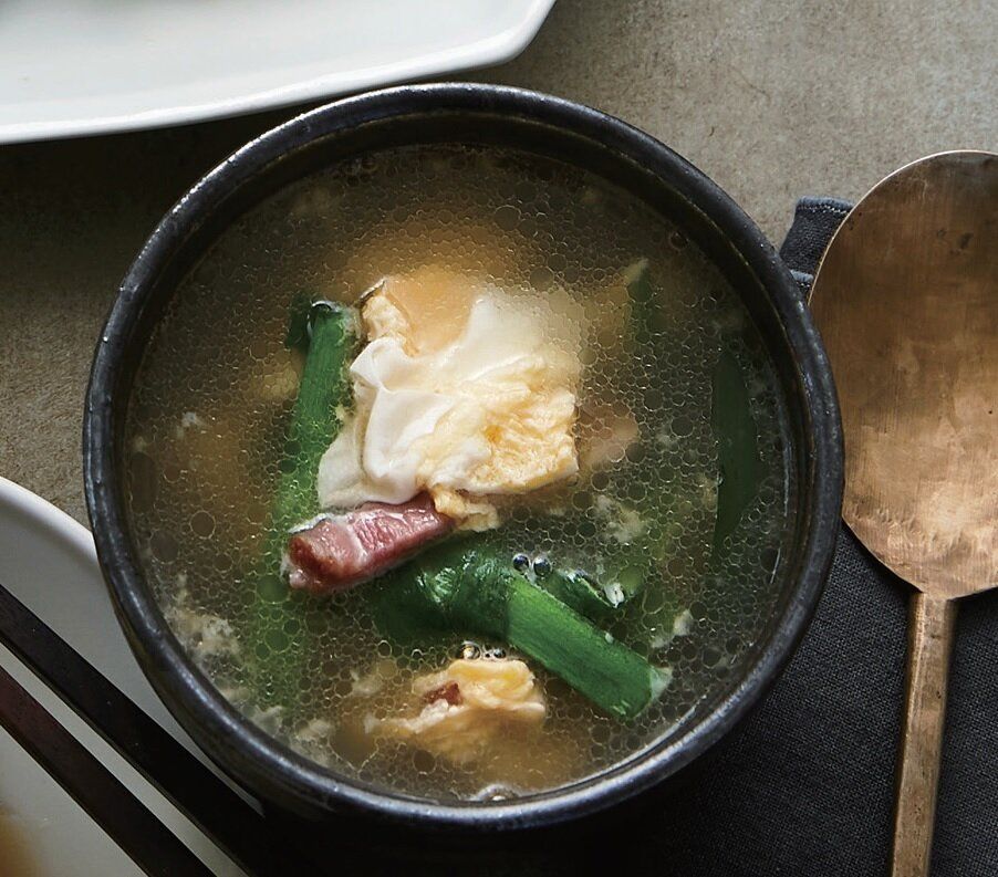 奥深いうまみでまろやかな味わい！にらとベーコンの卵スープ