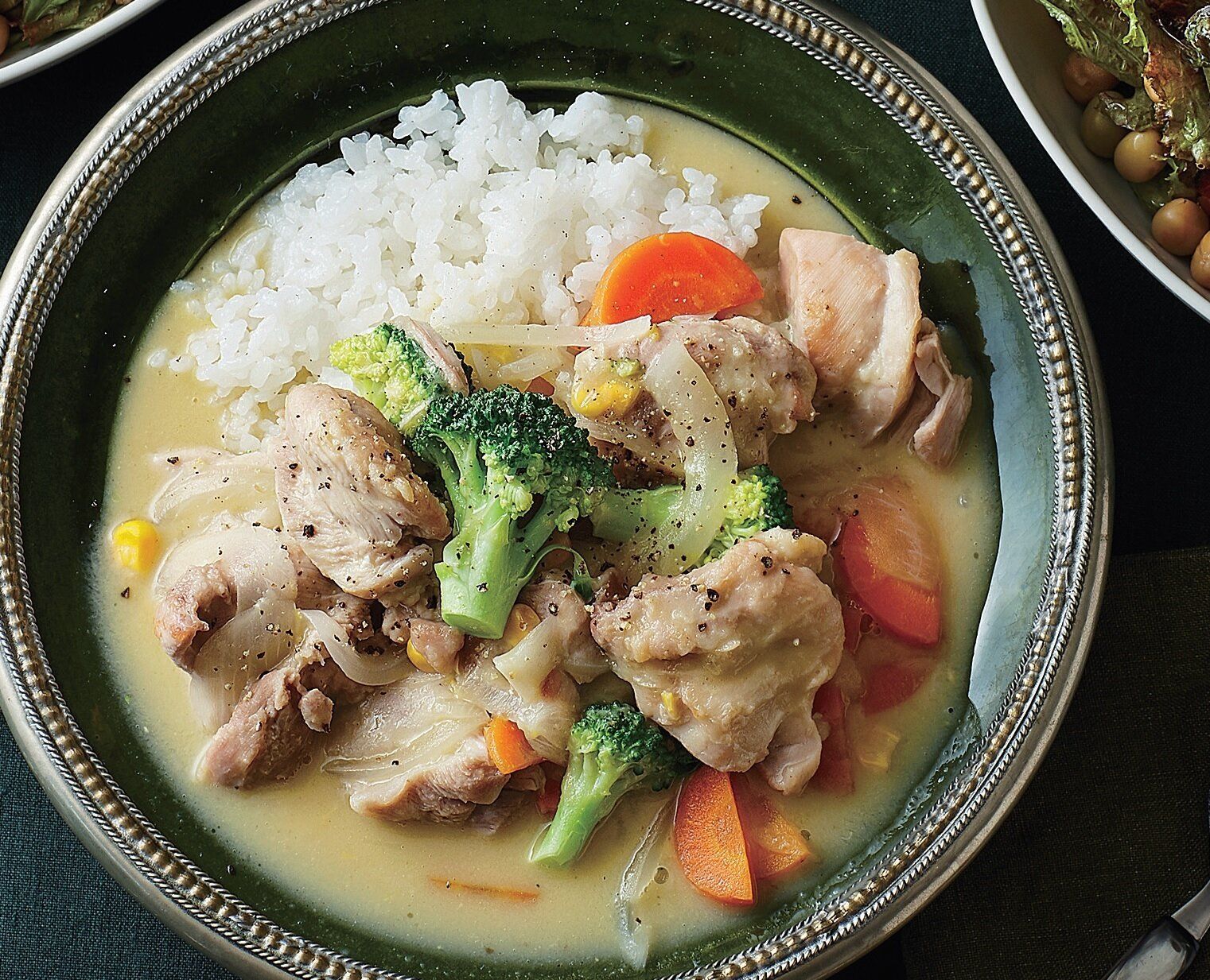 色鮮やかな野菜もたっぷり！鶏肉のコーンクリームシチュー