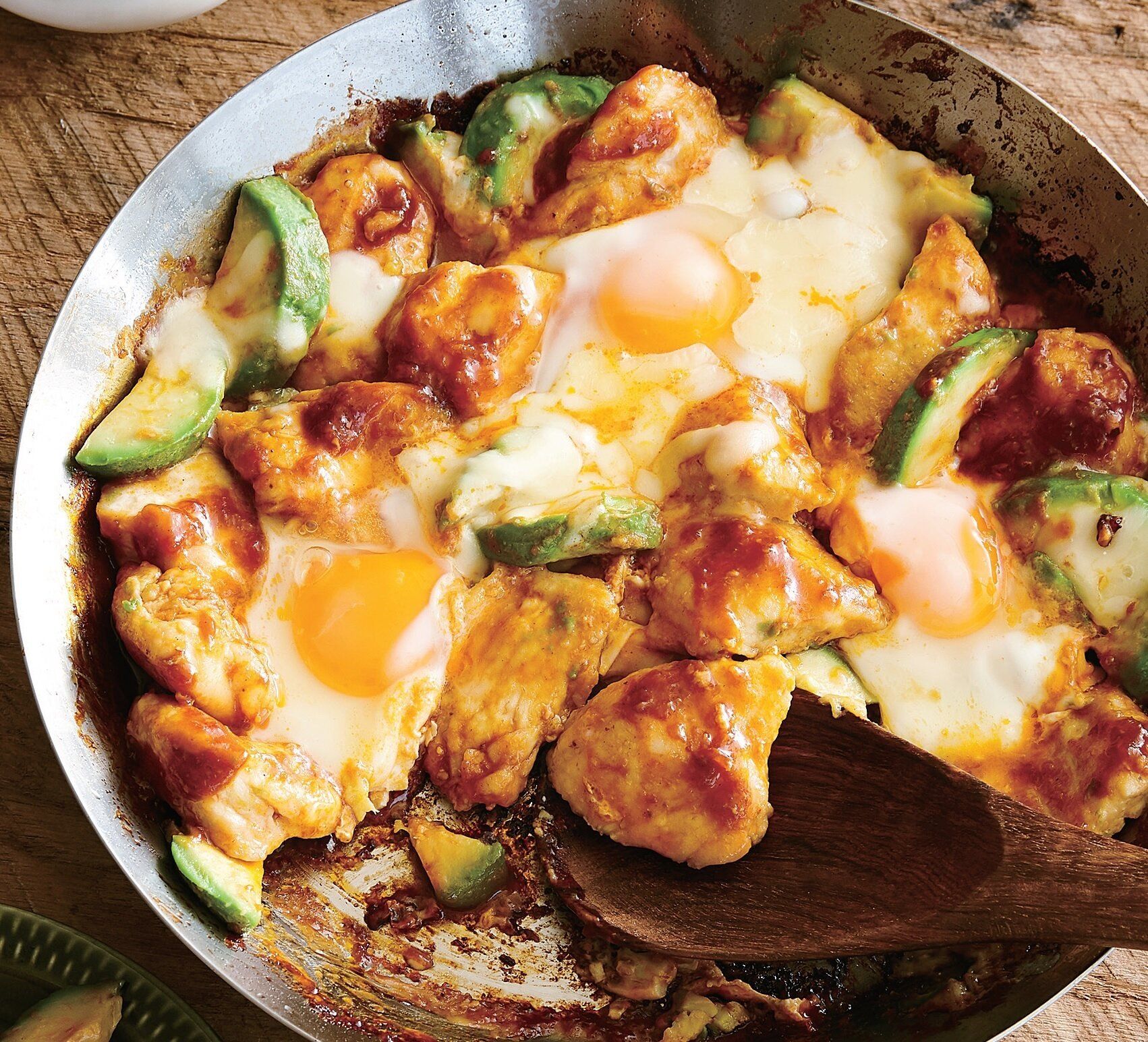 落とし卵＋チーズで味は保証つき！アボカドBBQエッグチキン