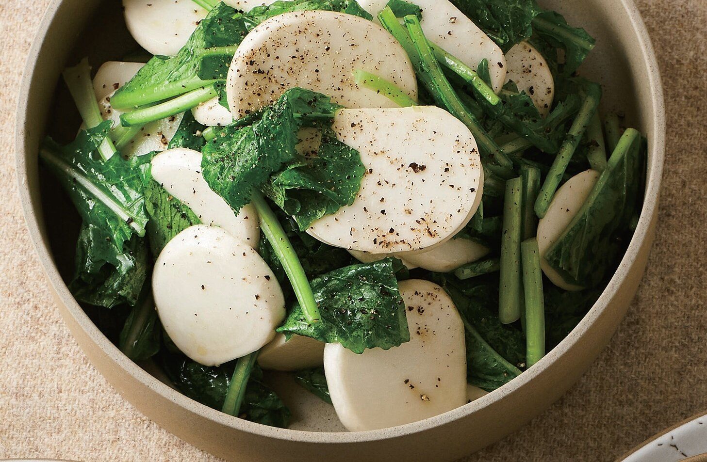 皮つきのまま生で葉も一緒にたっぷりと♪かぶのサラダ