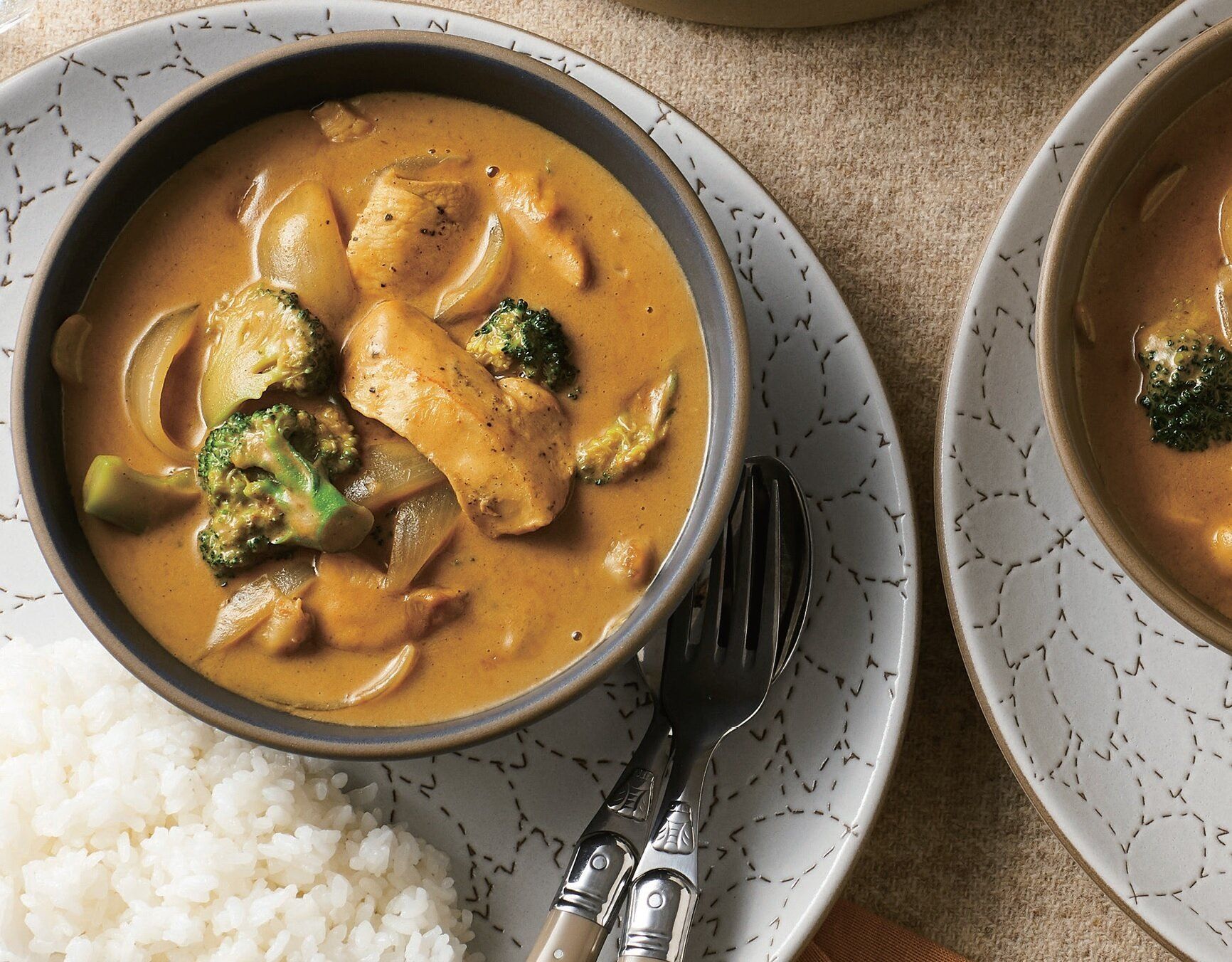 カレーのルウを使ってお手軽に！鶏肉のカレークリームシチュー