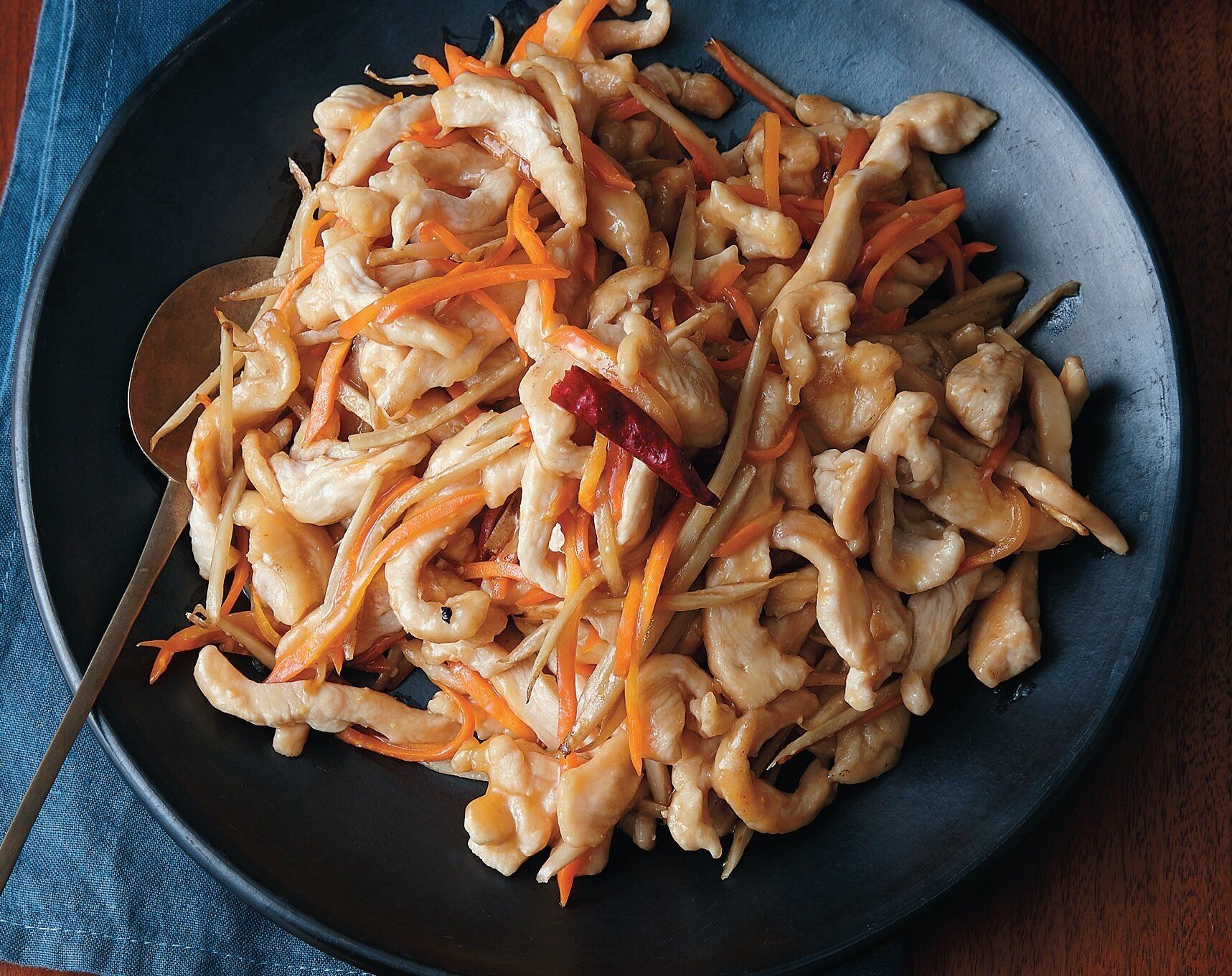 歯応えのいいごぼうとつるりとした口当たり♪細切り鶏ごぼう炒め