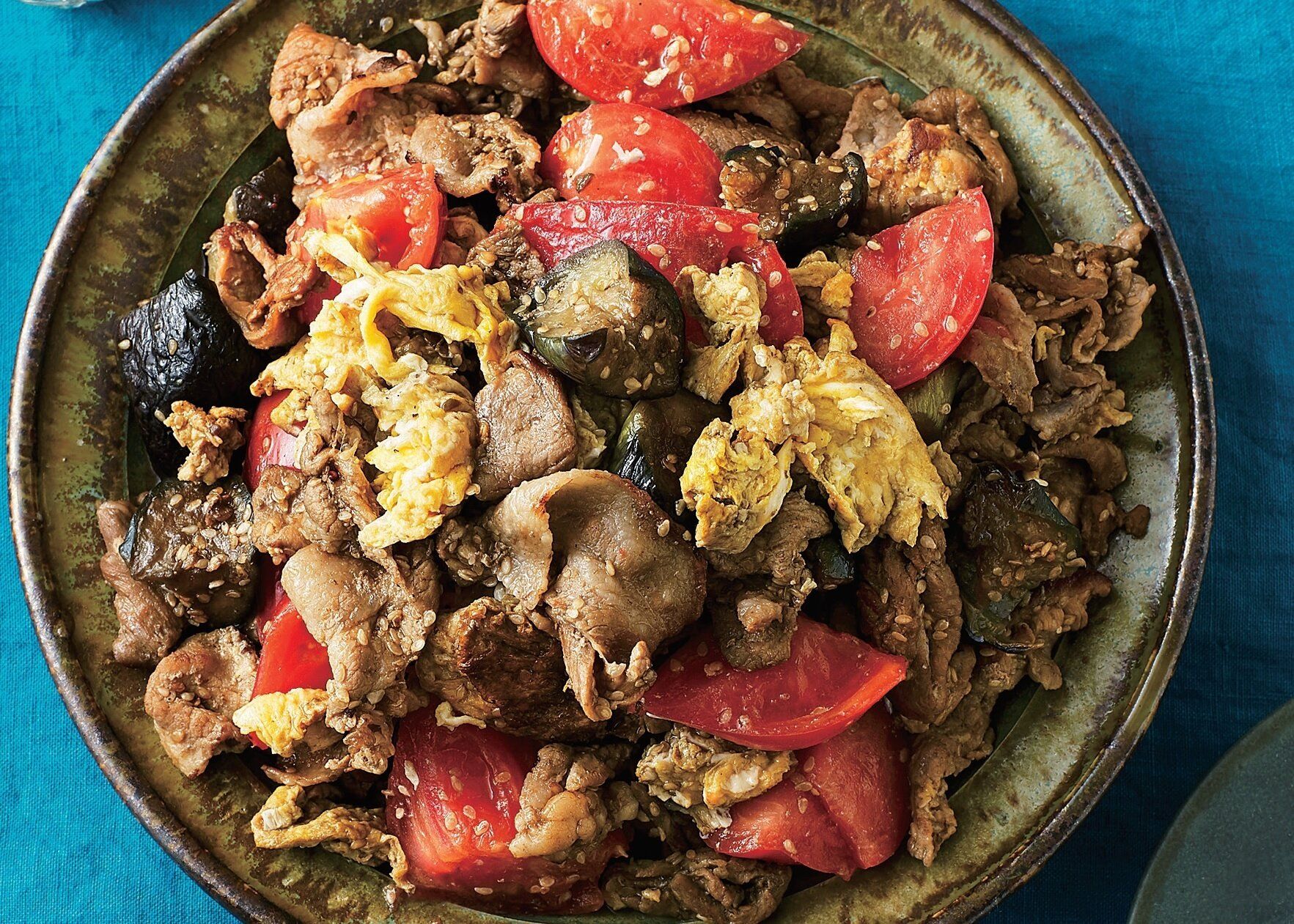 ごまをまぶした豚肉が香ばしい！豚こまとなすのごまトマト炒め