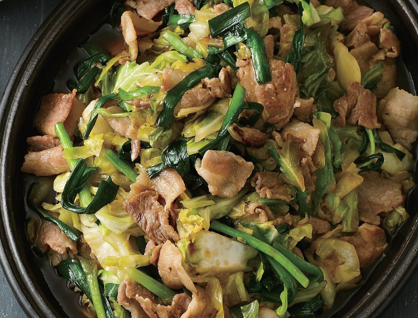 豚バラのうまみと甘辛だれでシャキッとした野菜がうまい！にら豚