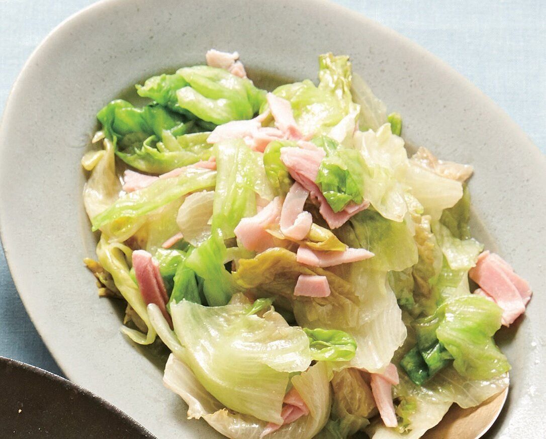 炒めものといいコンビ！レタスとハムのレンジ蒸し