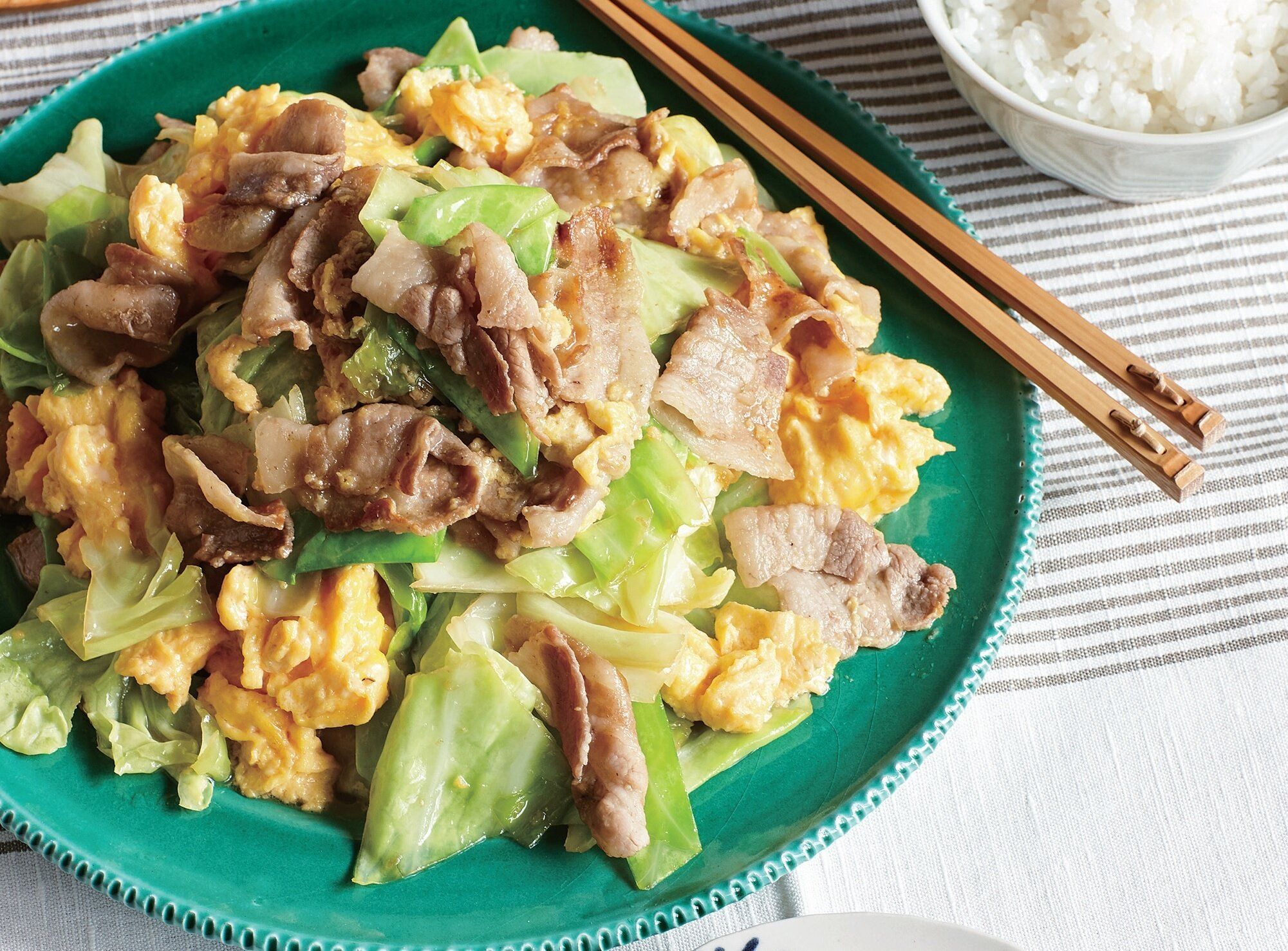 ほんのりにんにく風味がうれしい♪豚バラとキャベツのマヨたま炒め