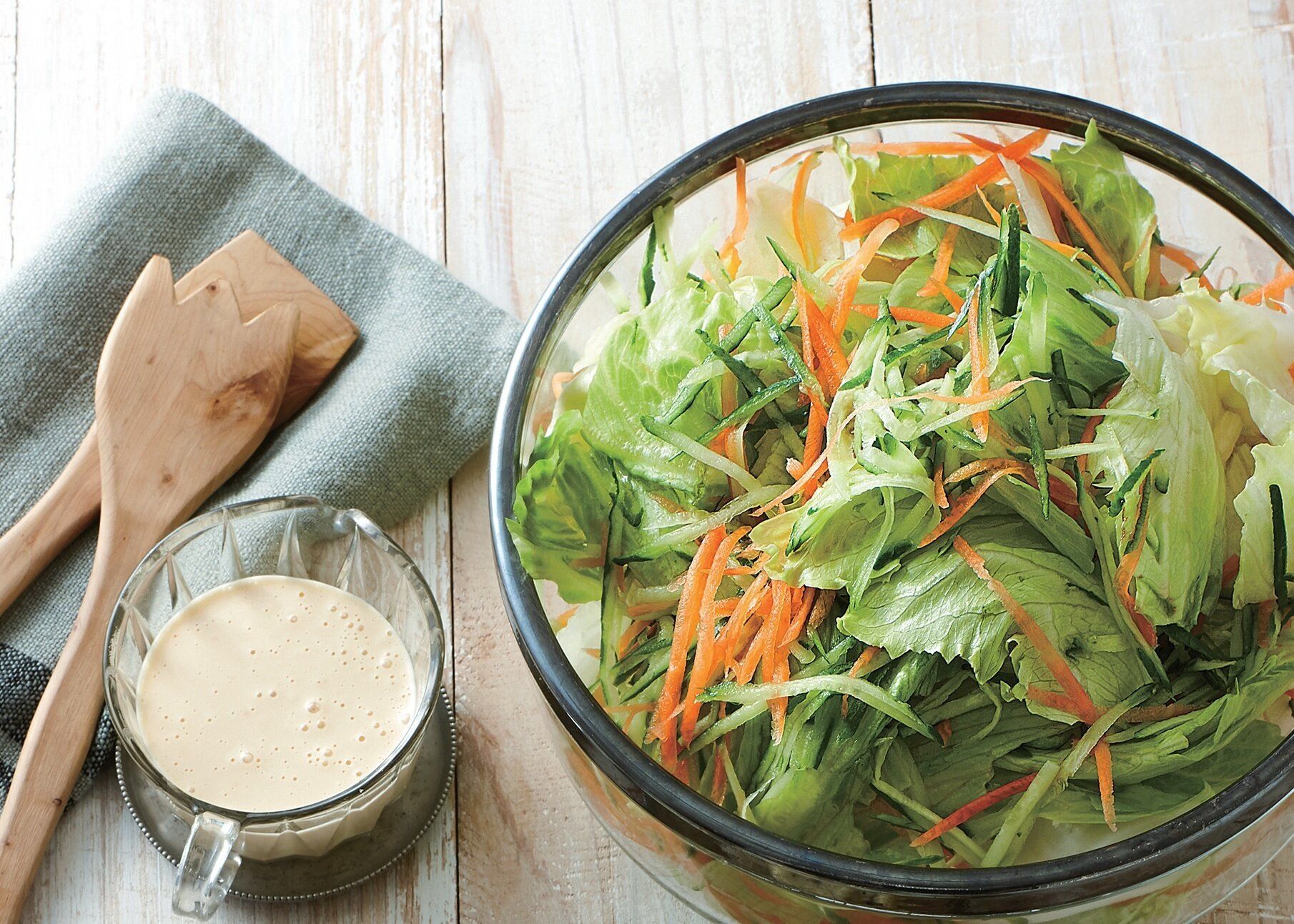 こくのあるみそマヨドレでたっぷりの生野菜を！レタスサラダ