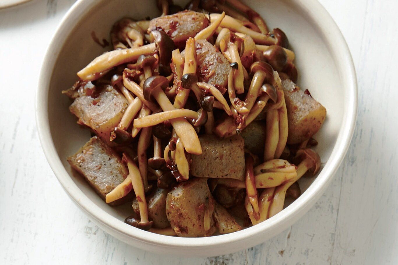 きのことおかかのうまみがしみしみ♪こんにゃくとしめじの甘辛煮