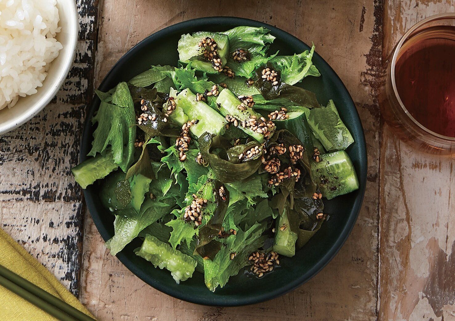 赤じそ風味のドレッシング♪グリーンリーフときゅうりとわかめのサラダ