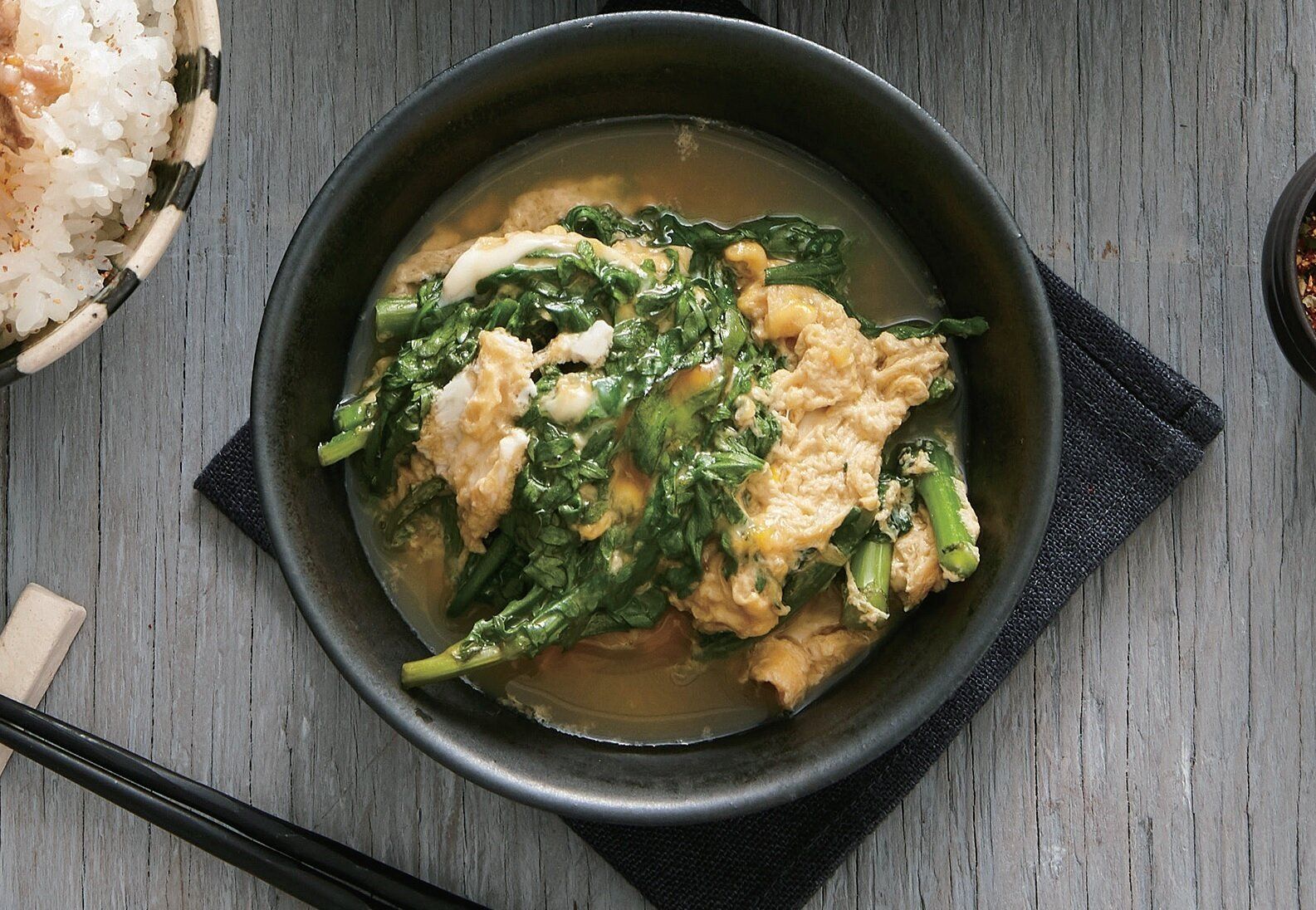 季節の野菜がおいしく味わえるさっと煮♪春菊の卵とじ