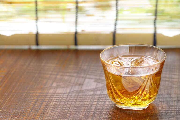 【管理栄養士監修】賞味期限切れの「烏龍茶」はいつまで大丈夫？傷んだときの特徴を解説！