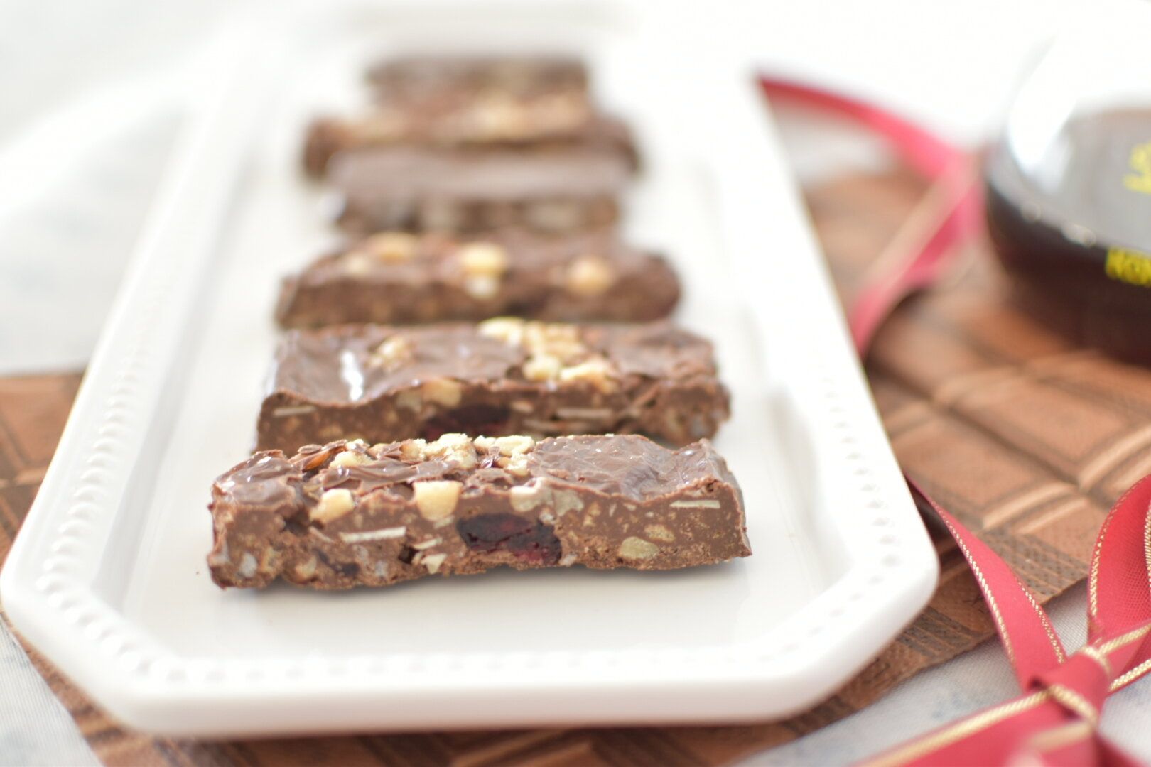 バレンタインにピッタリ「超簡単チョコレートバー」割れた煎餅を溶かしたチョコに入れるだけ！