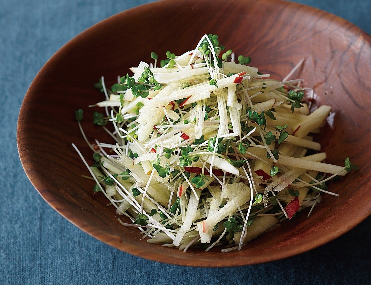 スライサーの細切りであっという間！スプラウトとりんごのサラダ