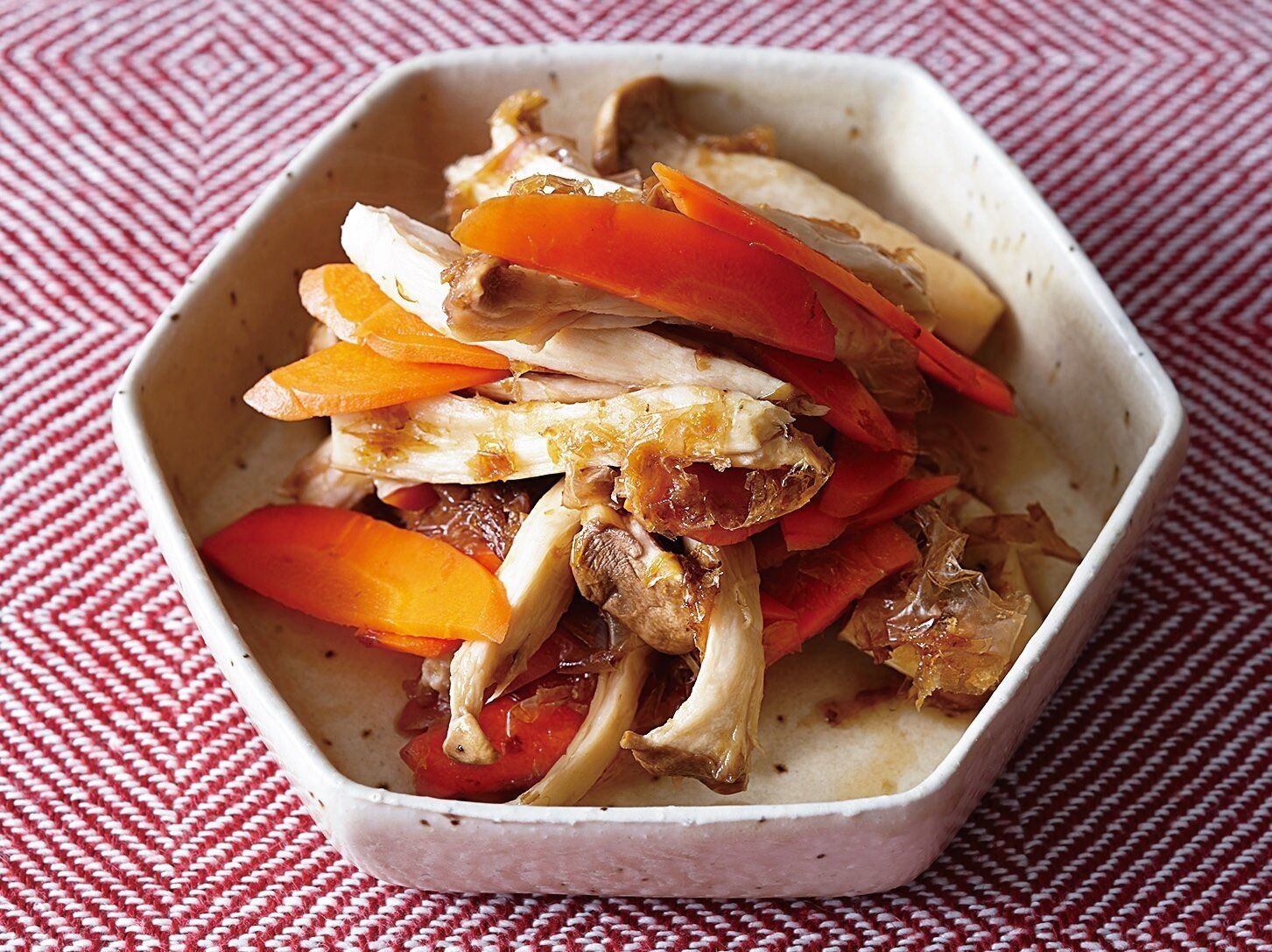 レンジで簡単！彩りよくご飯にも◎にんじんとエリンギのポン酢あえ