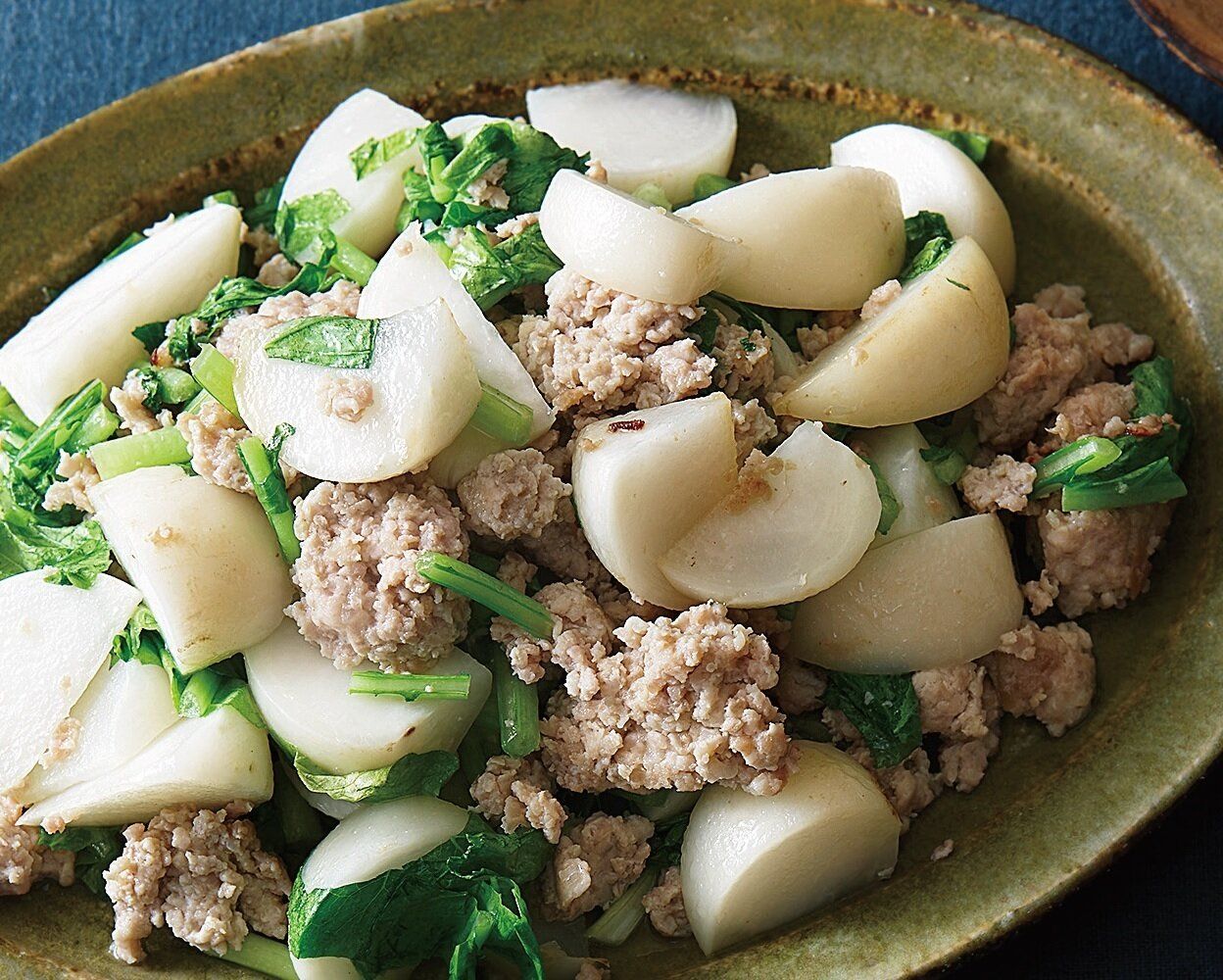 葉も使えて火が早く通るからすぐに完成！ひき肉とかぶの塩炒め