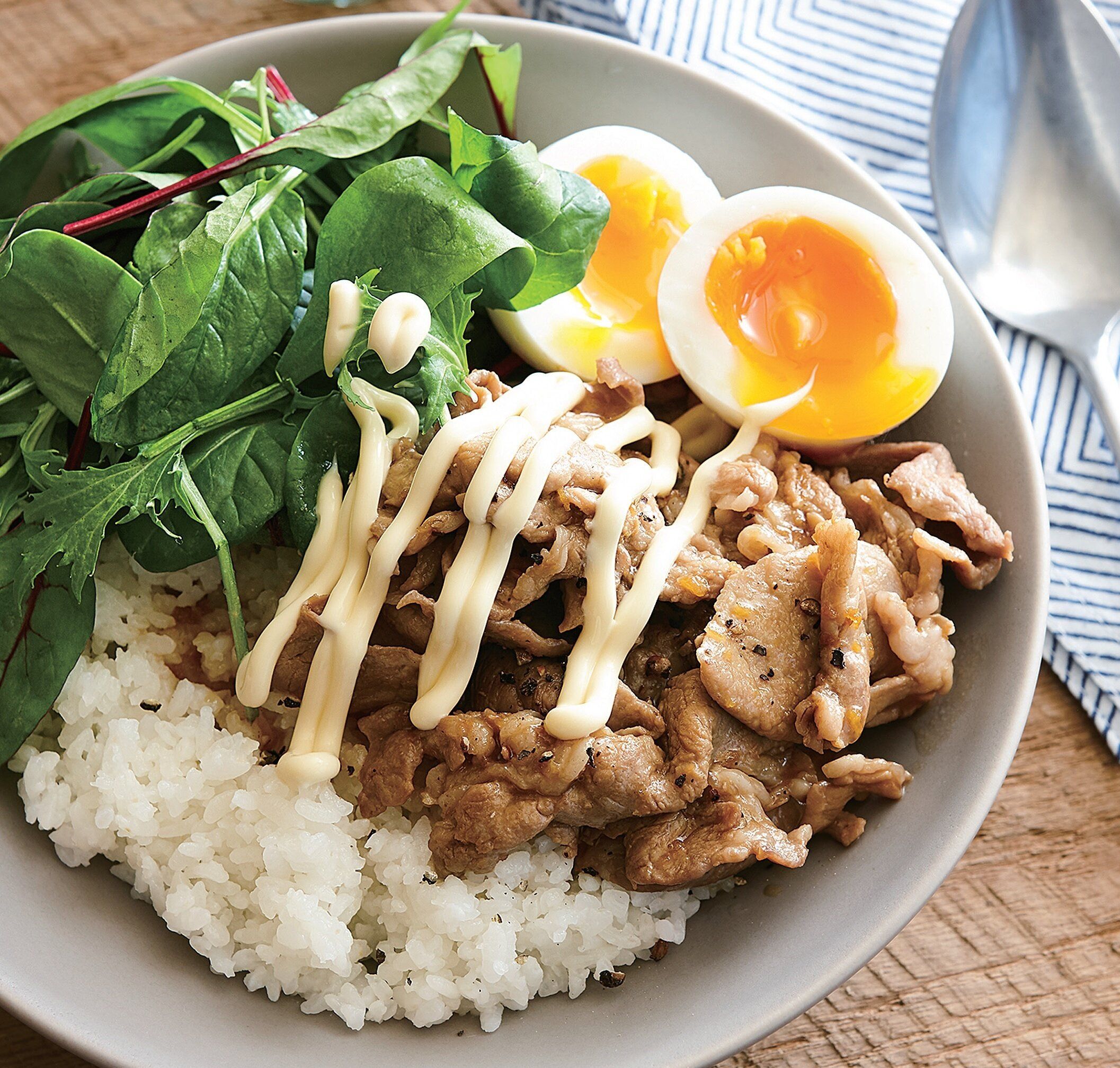 豚肉のしょうゆ炒めをよ～く混ぜてどうぞ！豚こま和風ロコモコ