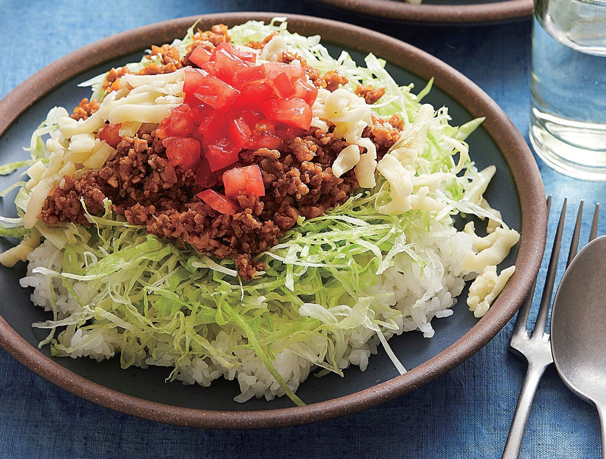 おいしさの秘密は細～く切ったレタスをたっぷり！タコライス