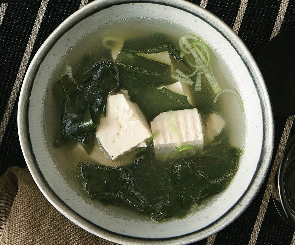 甘辛煮のメインおかずに添えたい塩味の♪豆腐とわかめのスープ