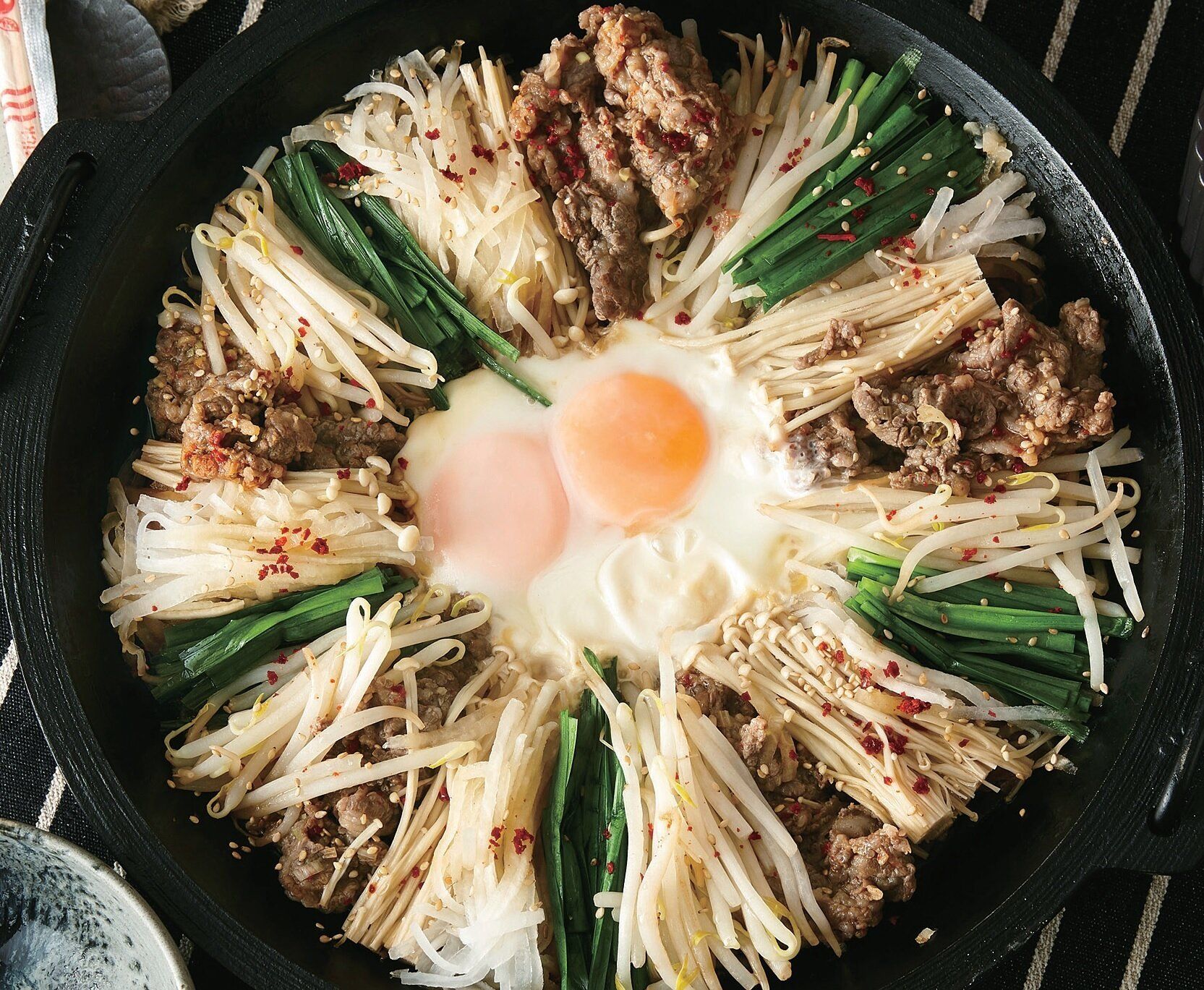 卵は鍋に入れずに生卵をつけながら食べても♪韓国風すき焼き