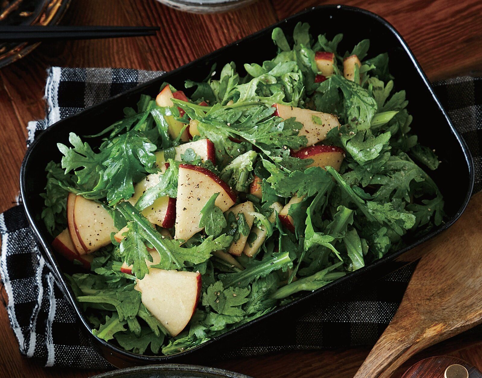 春菊の茎は斜め薄切りにして♪春菊とりんごのサラダ