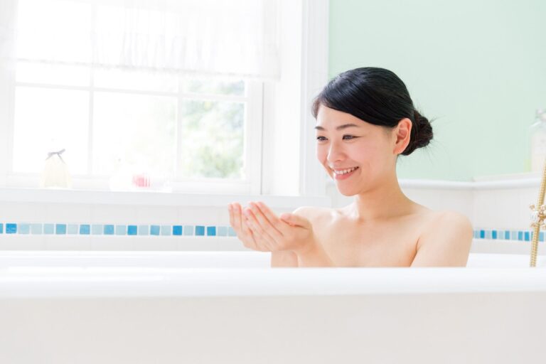 「湯船につかるだけ」で浴槽がキレイに!? 洗わないお風呂掃除のやり方