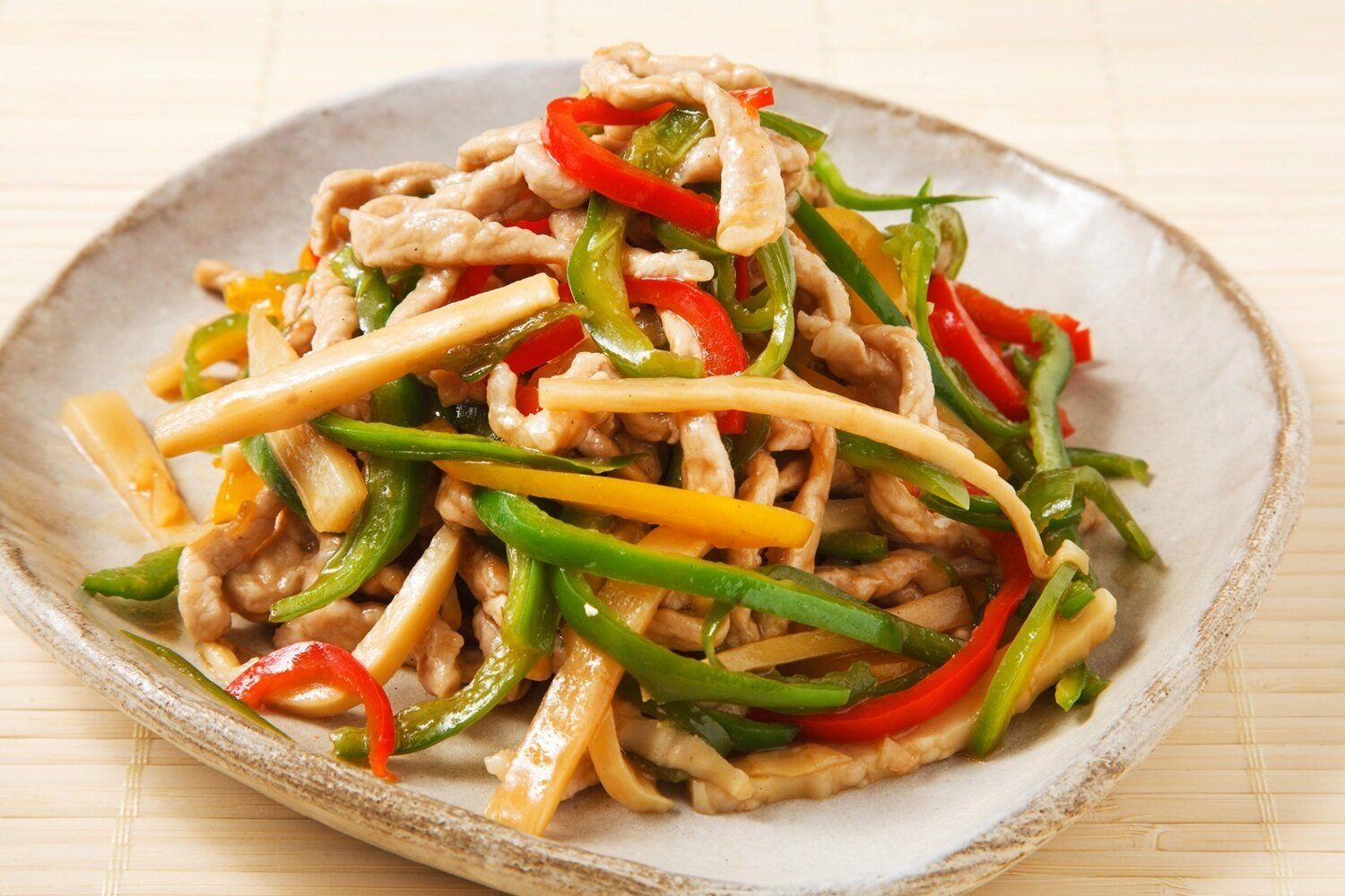 【管理栄養士監修】「チンジャオロース」は太りやすい？気になるカロリーと炭水化物量まとめ