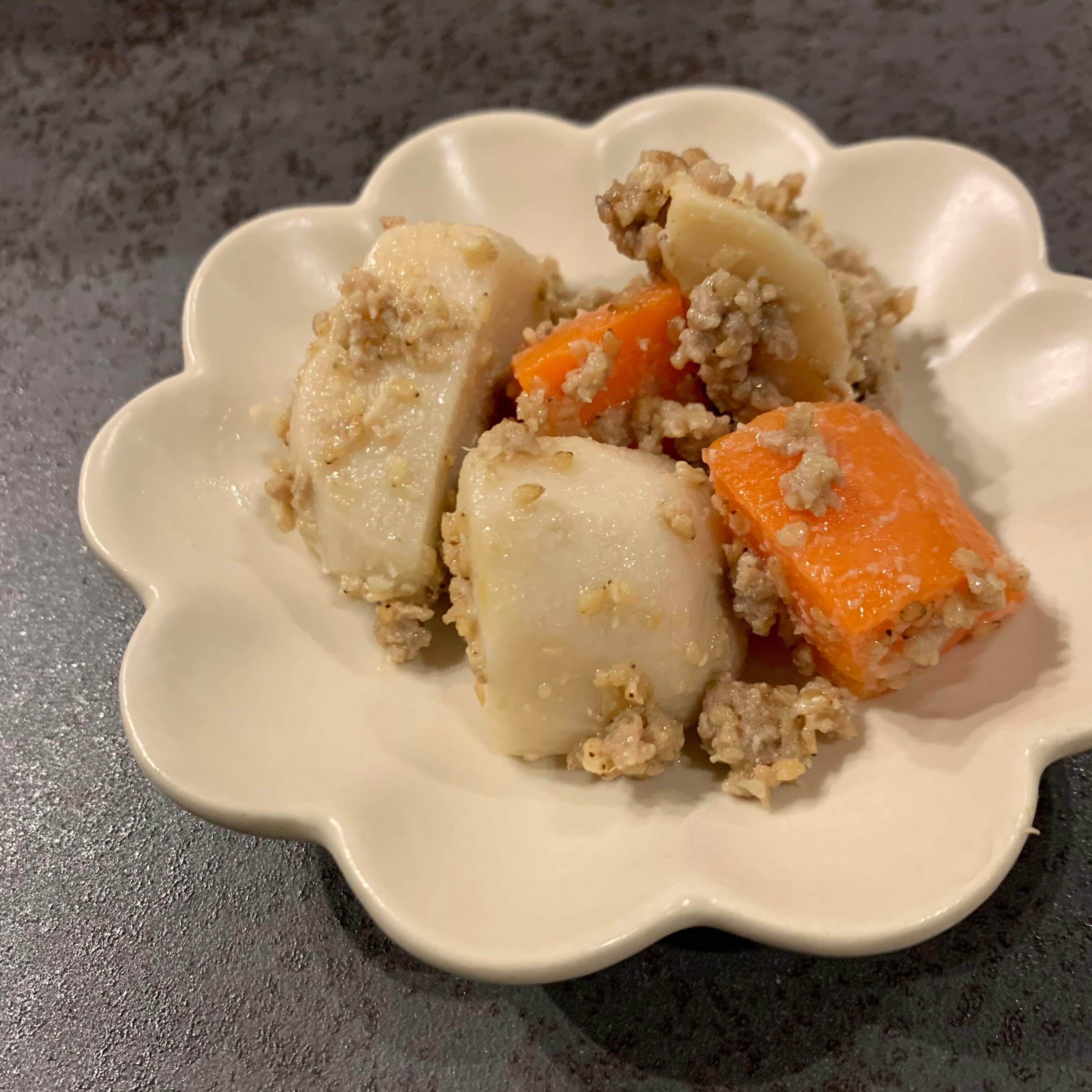 【忙しい日のダイエット副菜】里芋とニンジンの胡麻肉味噌和え