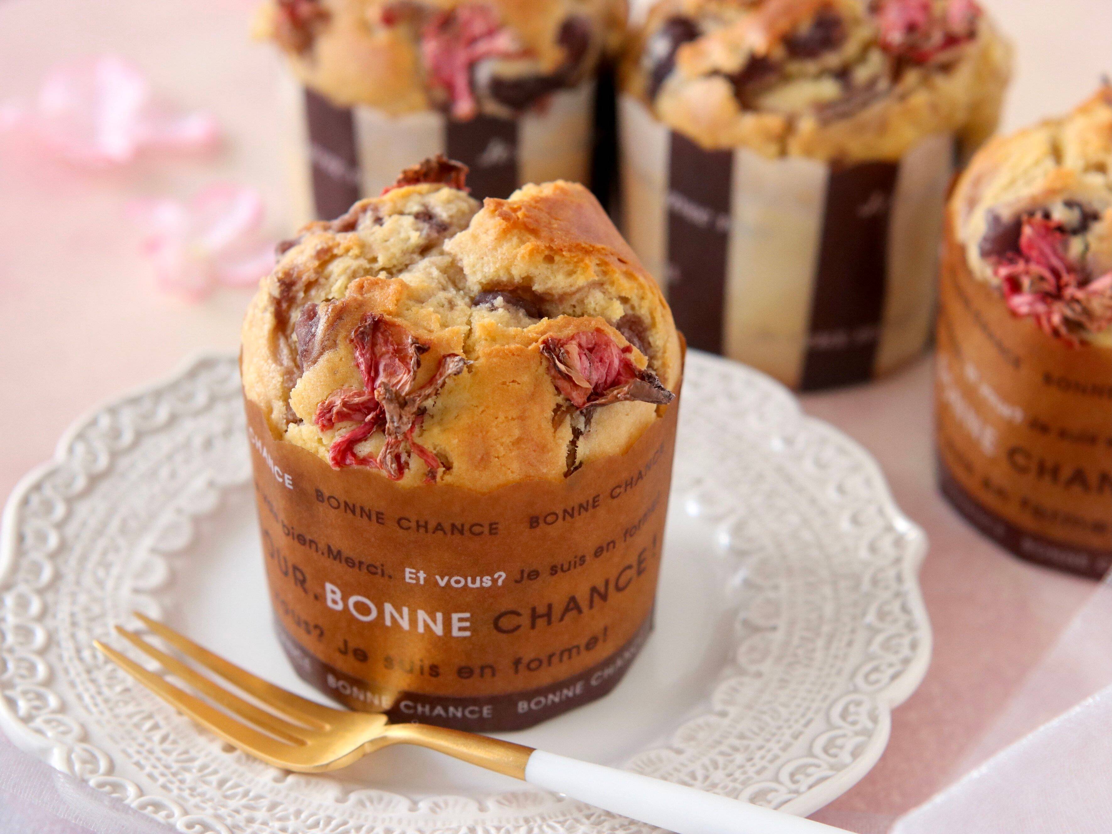 桜の季節に♪ホットケーキミックスで簡単につくれる「桜とあんこのマフィン」レシピ