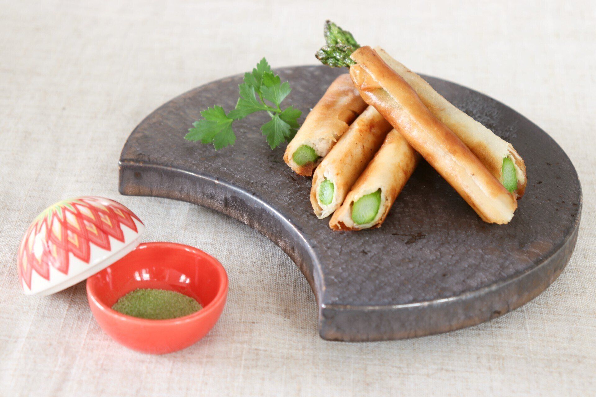 おいしく食べて疲労回復！アスパラと豚肉のスティック春巻きのつくり方